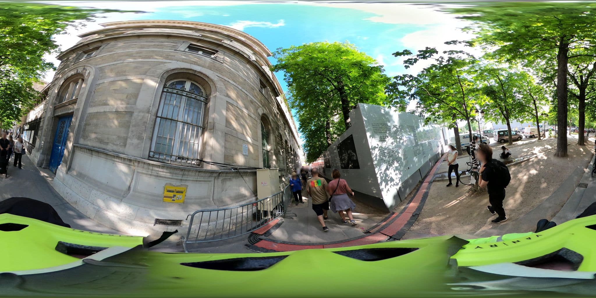 Street view near Hotel Dieu, Paris — © Stefdegreef (CC BY-SA · Mapillary)