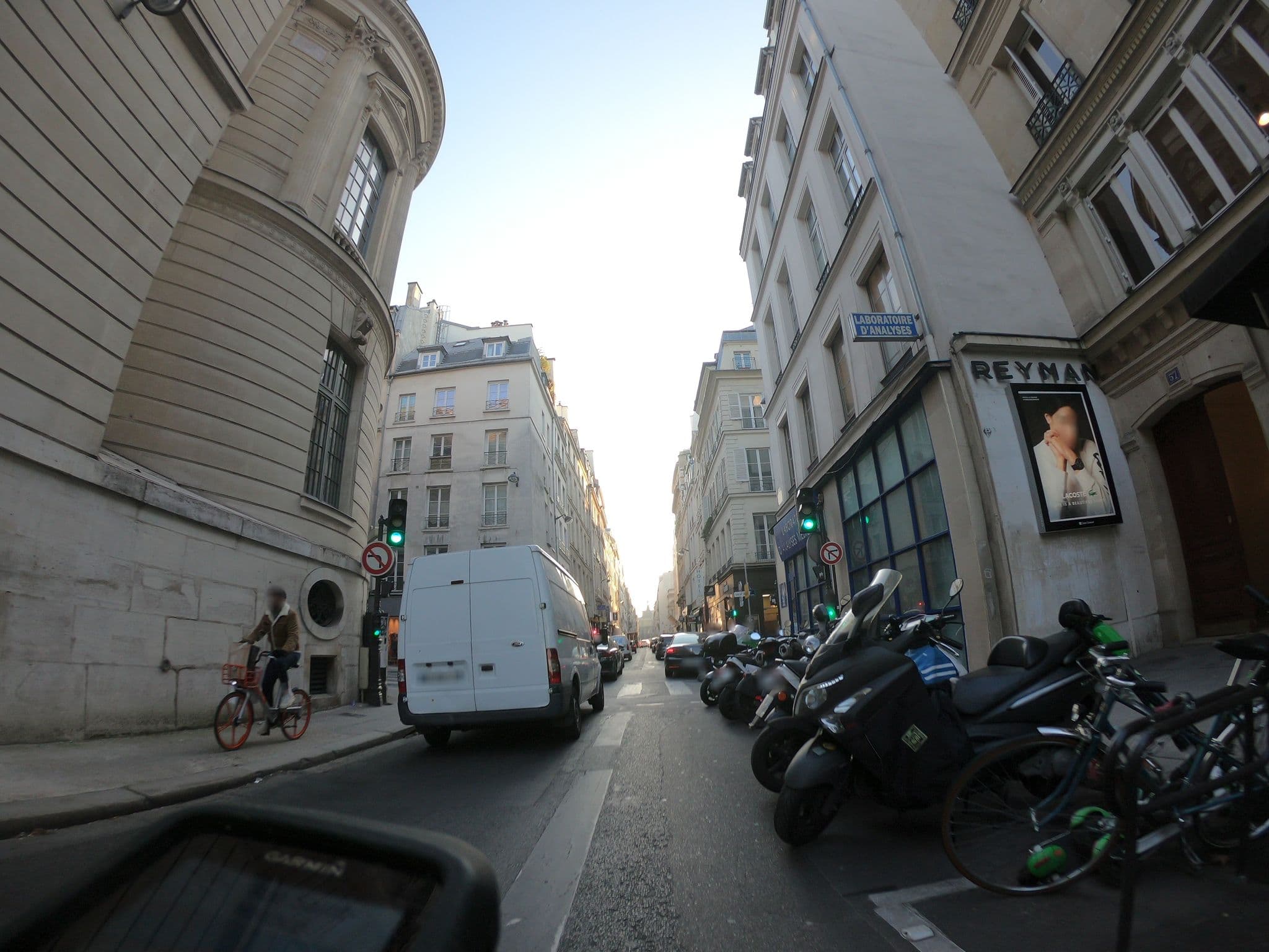 Street view near Room 108, Paris 02 Bourse — © htonchia (CC BY-SA · Mapillary)