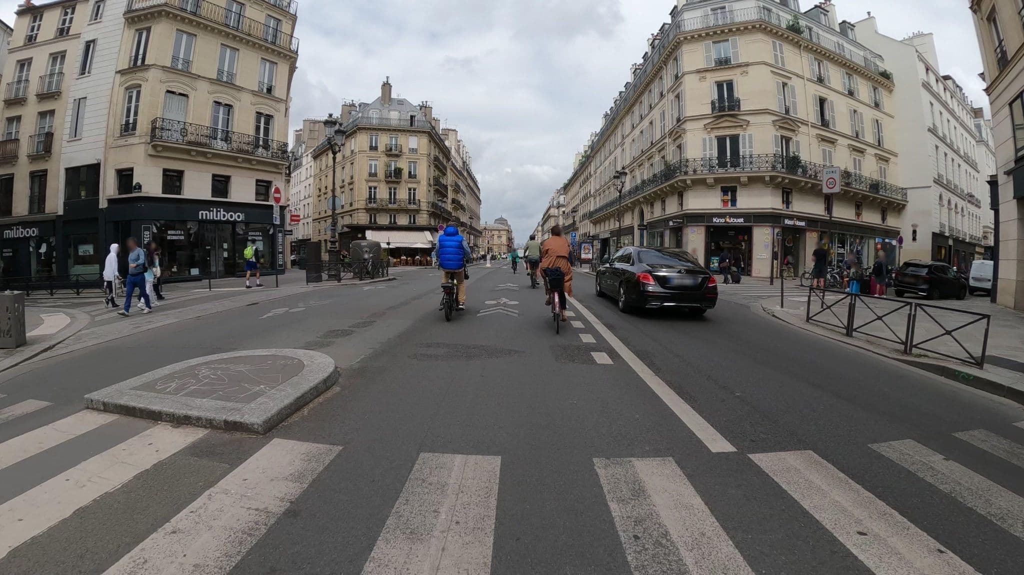 Street view near L'Empire Paris, Paris 01 Louvre — © Nzau (CC BY-SA · Mapillary)