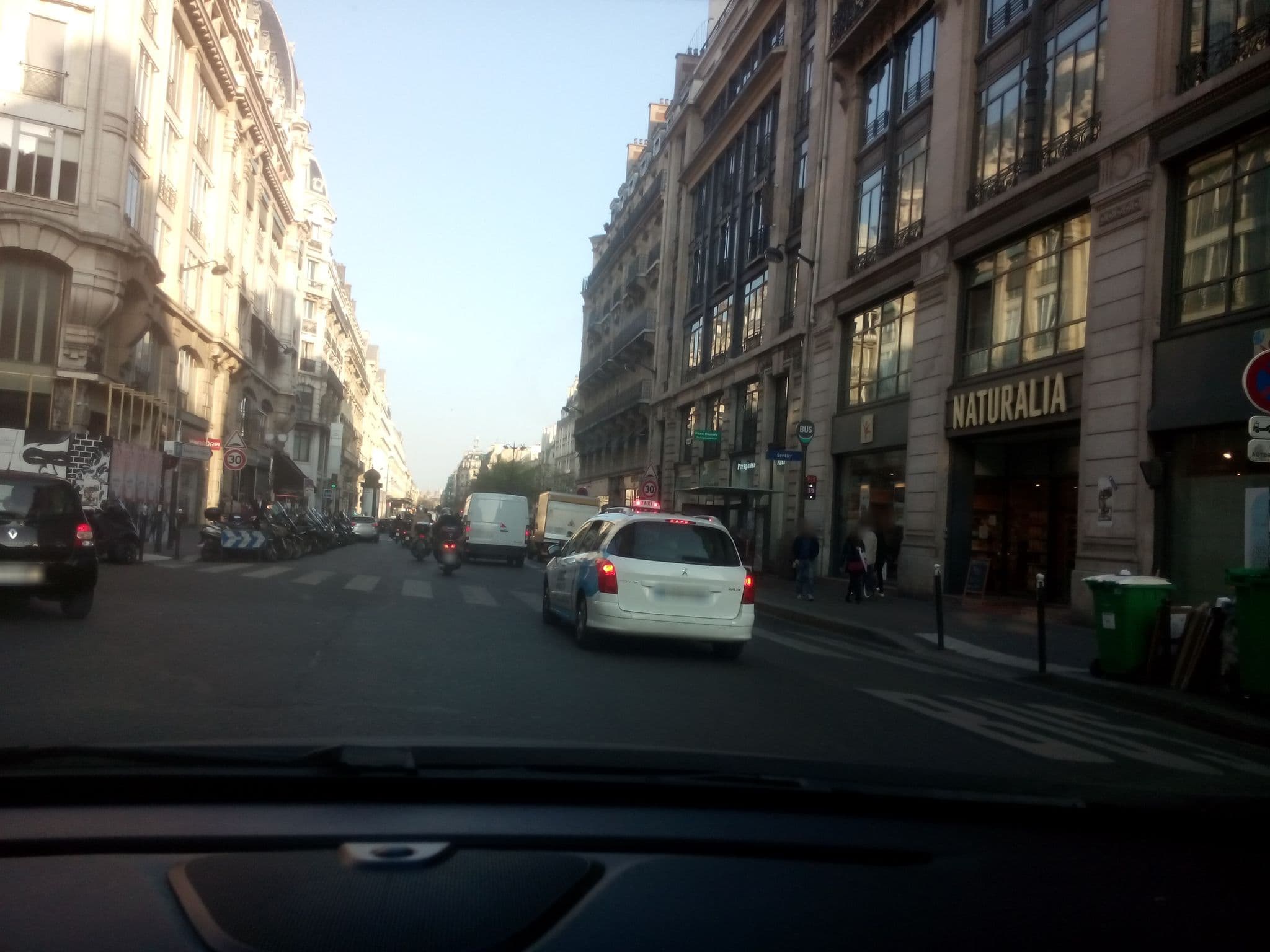Street view near Eliova, Paris 02 Bourse — © jibec (CC BY-SA · Mapillary)