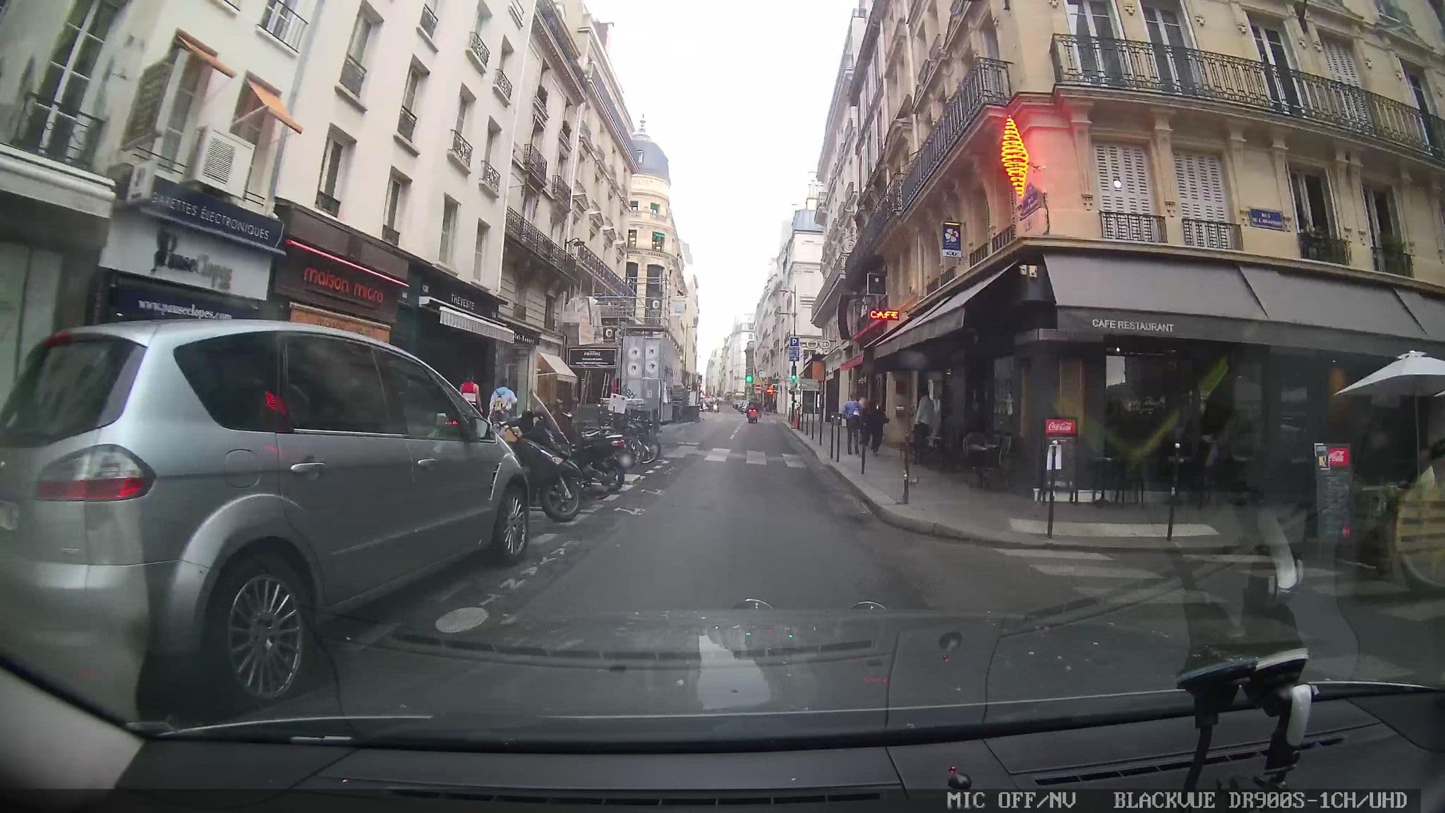 Street view near Short Stay Louvre V, Paris 01 Louvre — © grobin (CC BY-SA · Mapillary)