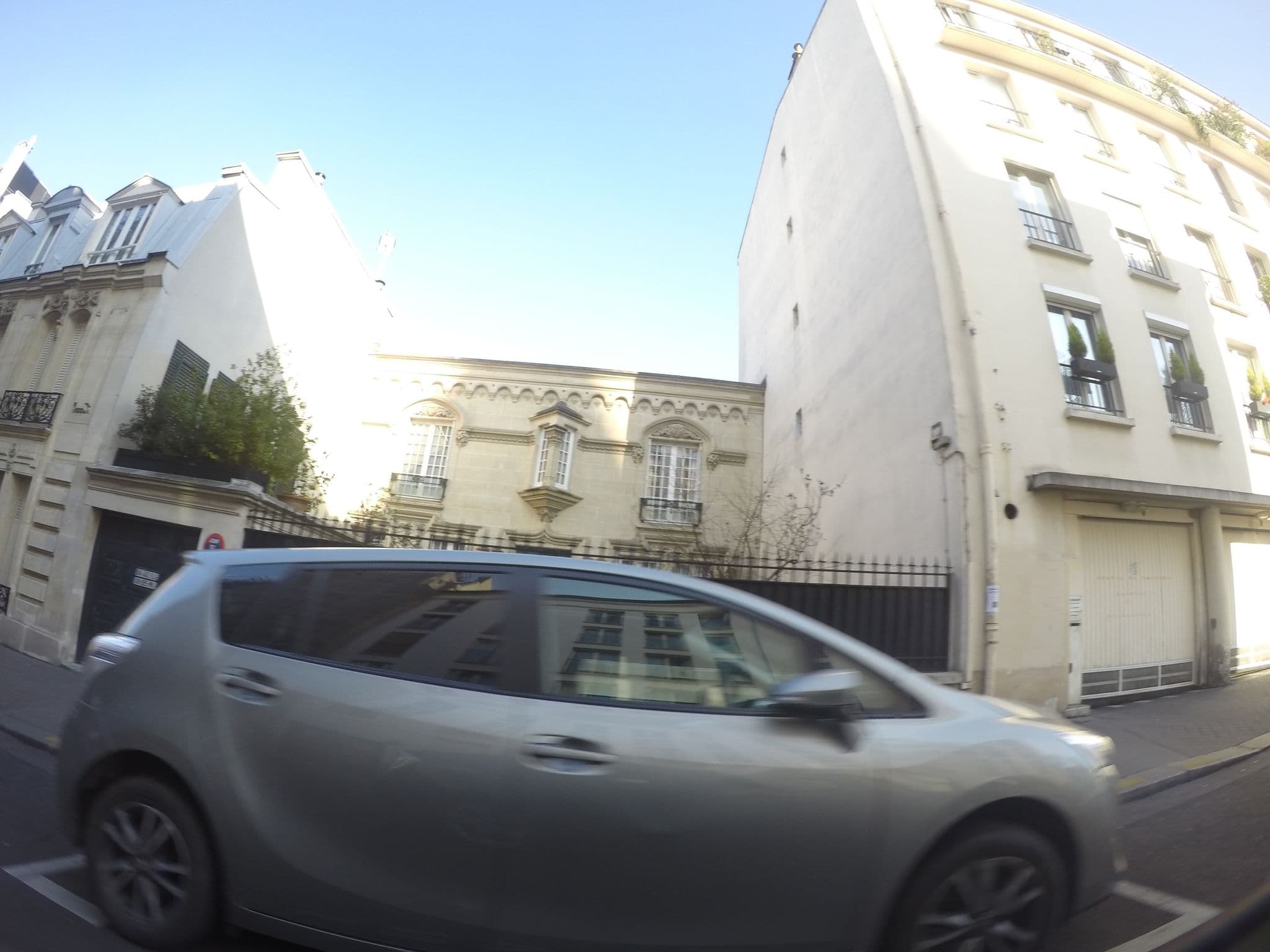 Street view near Hôtel Ermitage Sacré Cœur, Paris 18 Buttes-Montmartre — © ccossio (CC BY-SA · Mapillary)
