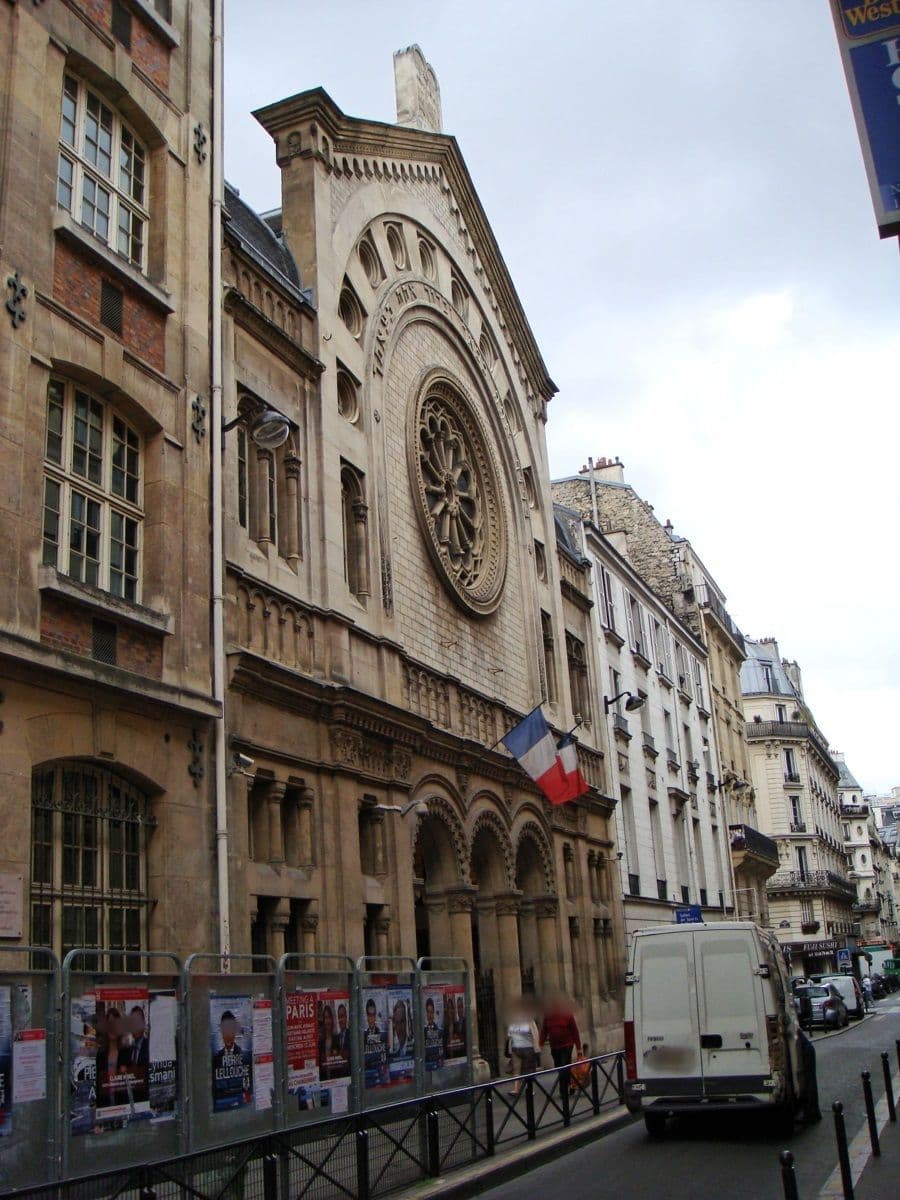 Street view near Celte La Fayette, Paris 09 Opéra — © txllxt (CC BY-SA · Mapillary)