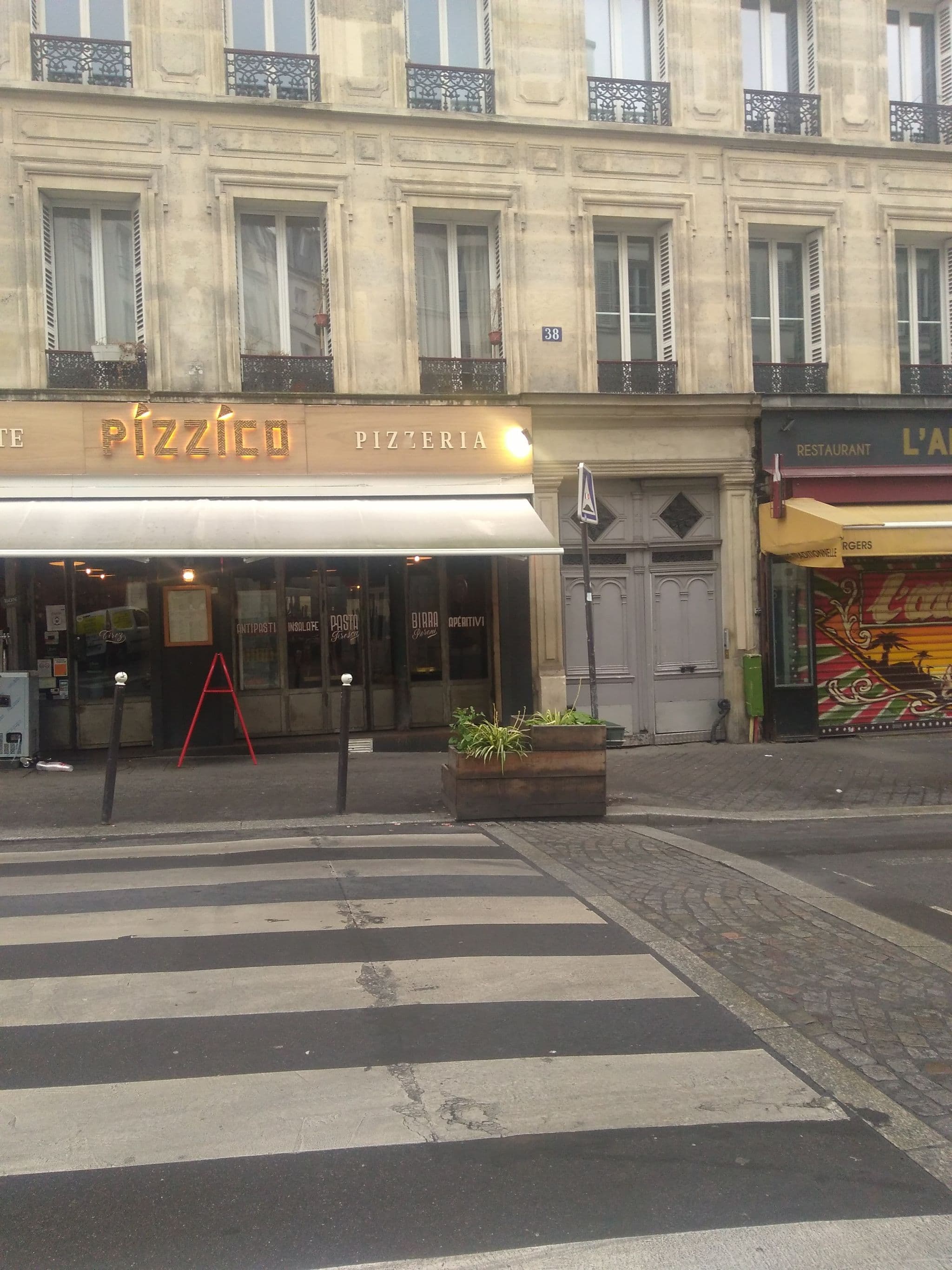 Street view near Villa Montmartre, Paris 18 Buttes-Montmartre — © nlehuby (CC BY-SA · Mapillary)