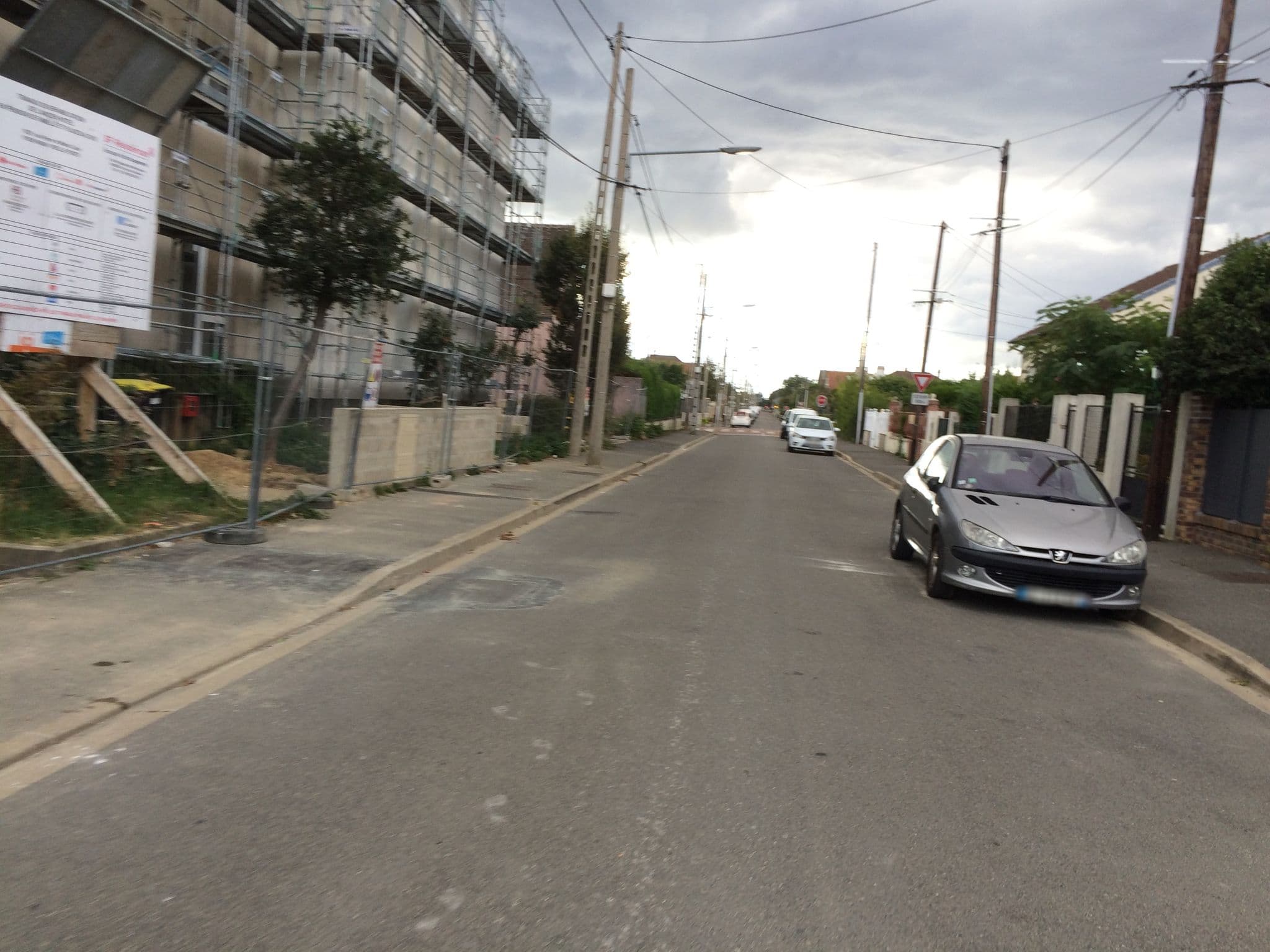 Street view near Hôtel l'Escale, Paray-Vieille-Poste — © josmougn (CC BY-SA · Mapillary)