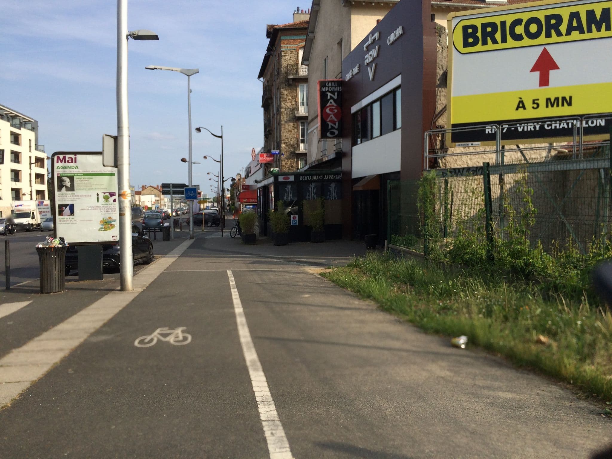 Street view near Domance Hôtel, Juvisy-sur-Orge — © josmougn (CC BY-SA · Mapillary)