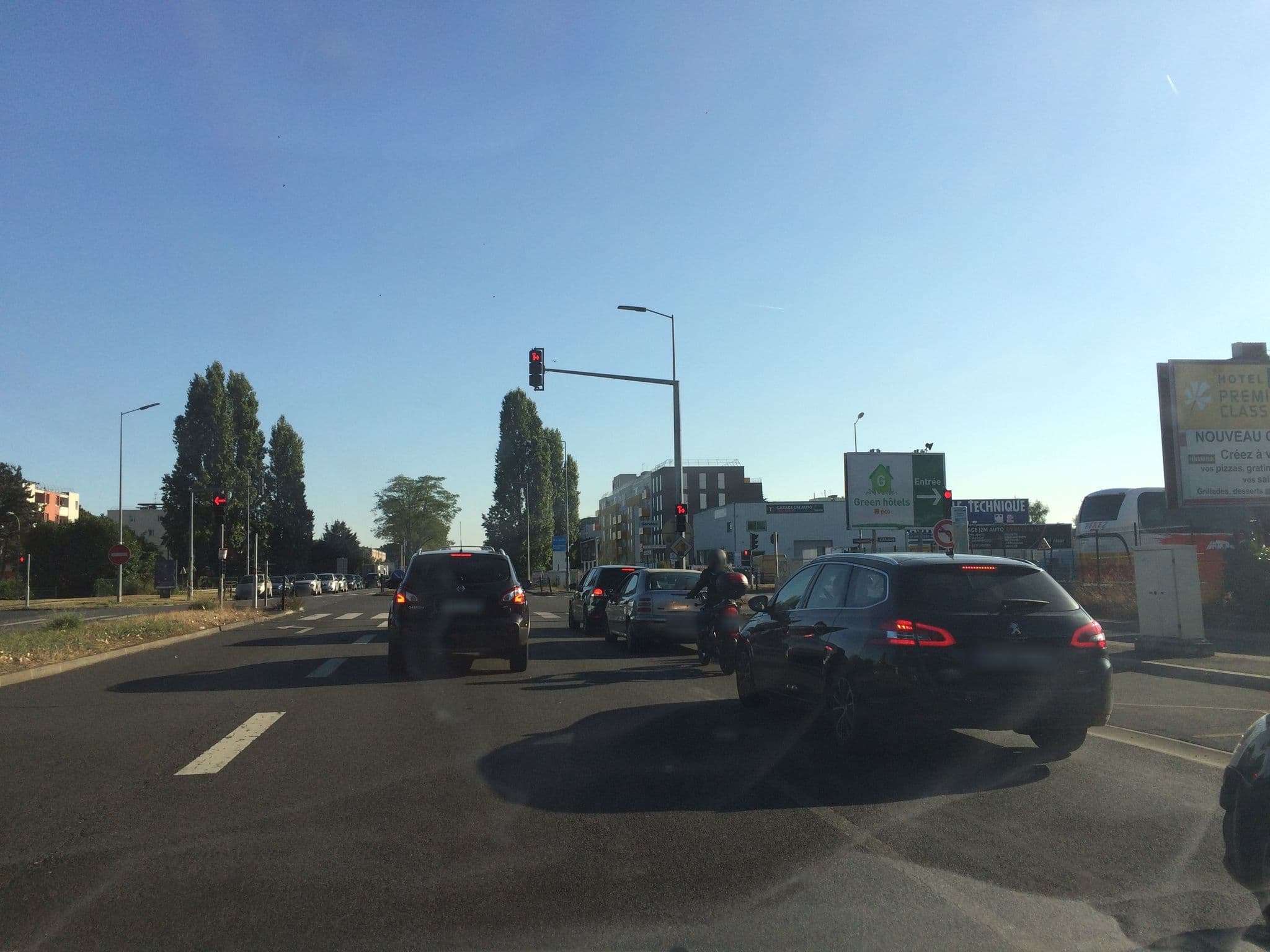 Street view near Hotel Saxo, Fleury-Mérogis — © kartenville (CC BY-SA · Mapillary)