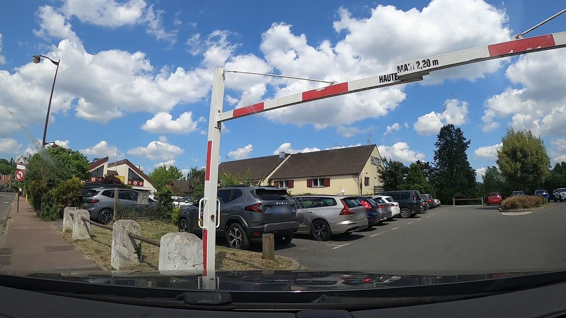 Street view near Logis Hôtel des Lacs Paris Sud, Viry-Châtillon — © uwekoch (CC BY-SA · Mapillary)