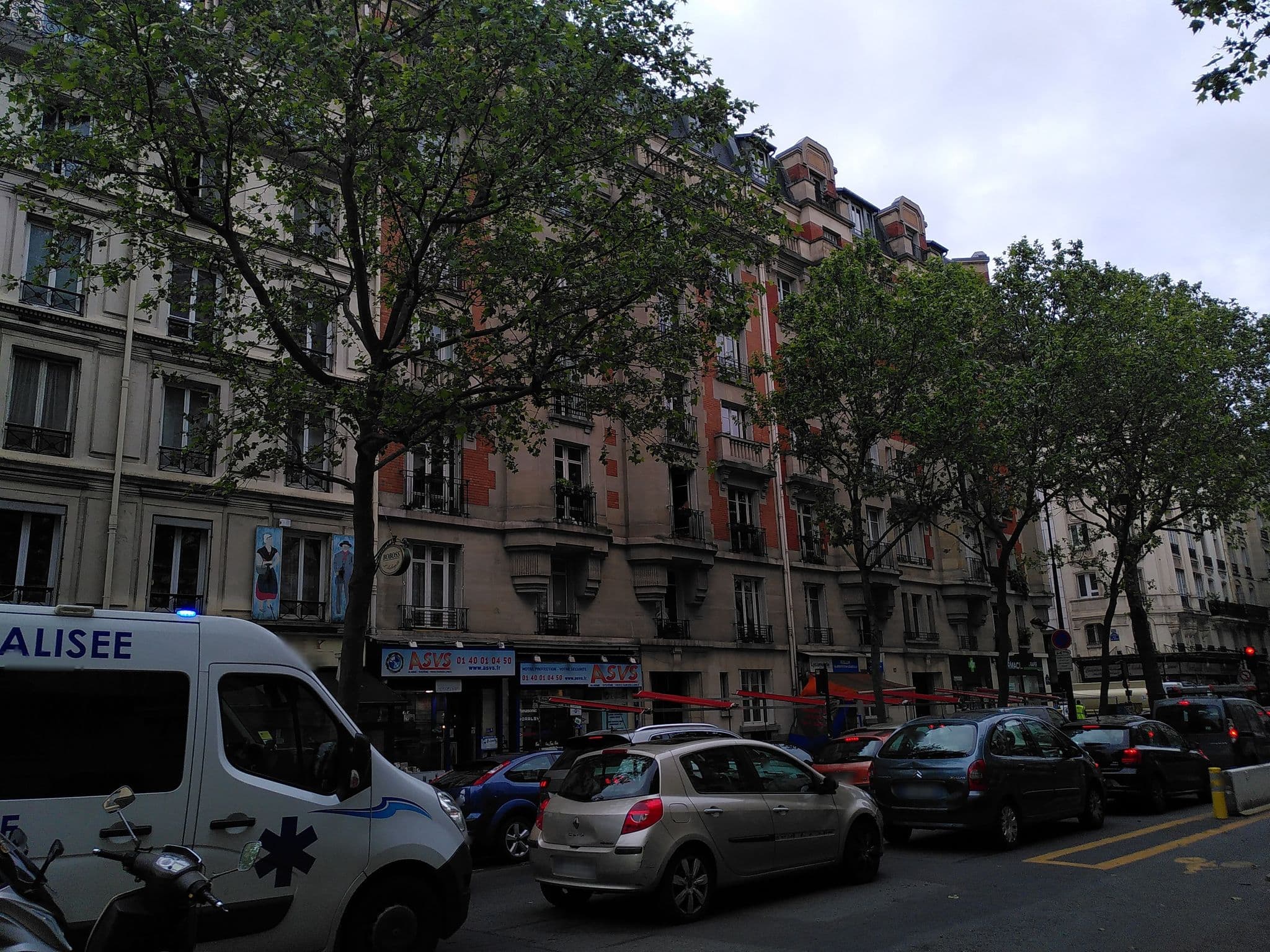 Street view near Hôtel du Dauphine, Quinze-Vingts — © britze (CC BY-SA · Mapillary)