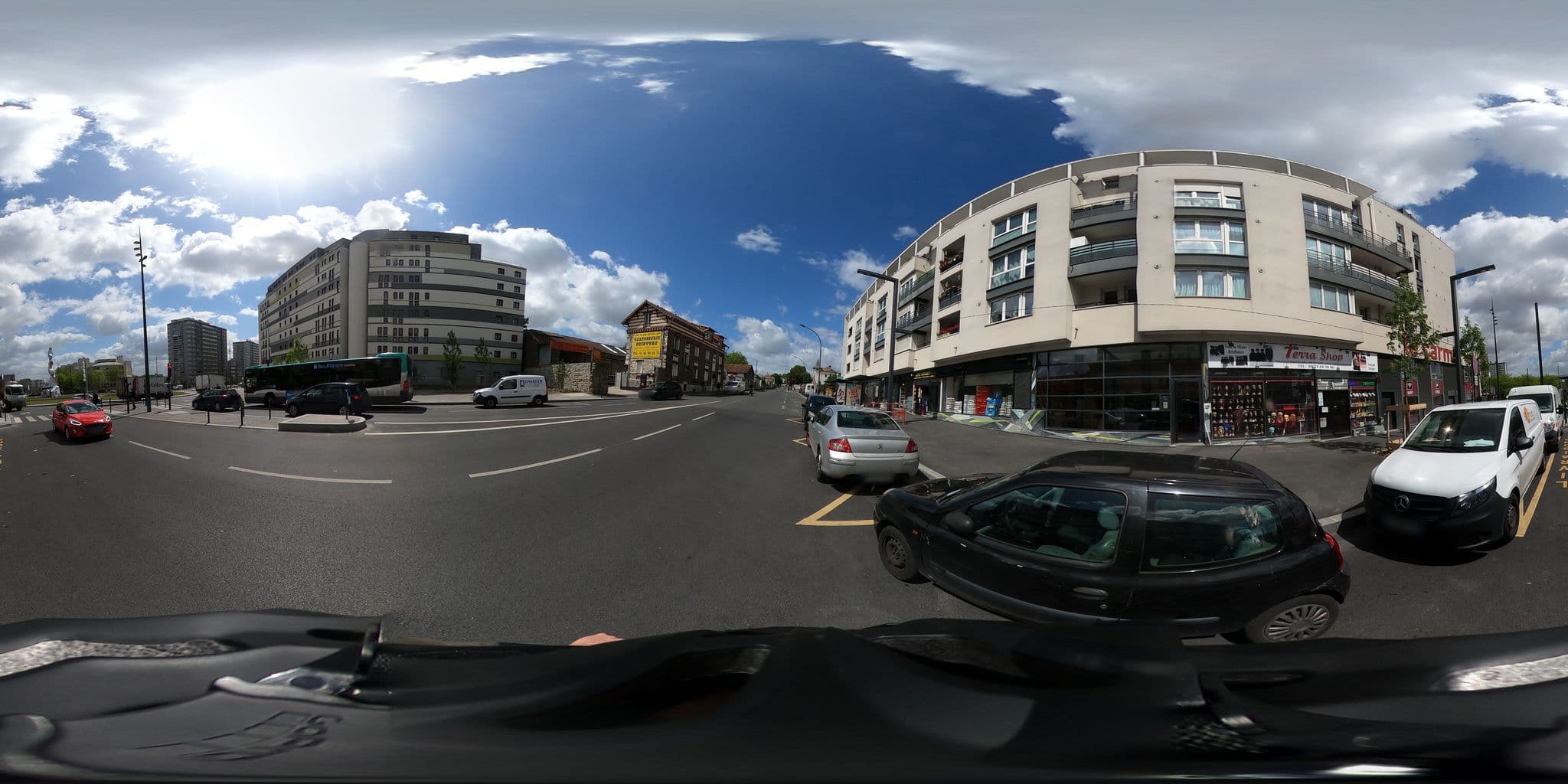 Street view near Le Carmin, Vitry-sur-Seine — © zorglubu (CC BY-SA · Mapillary)