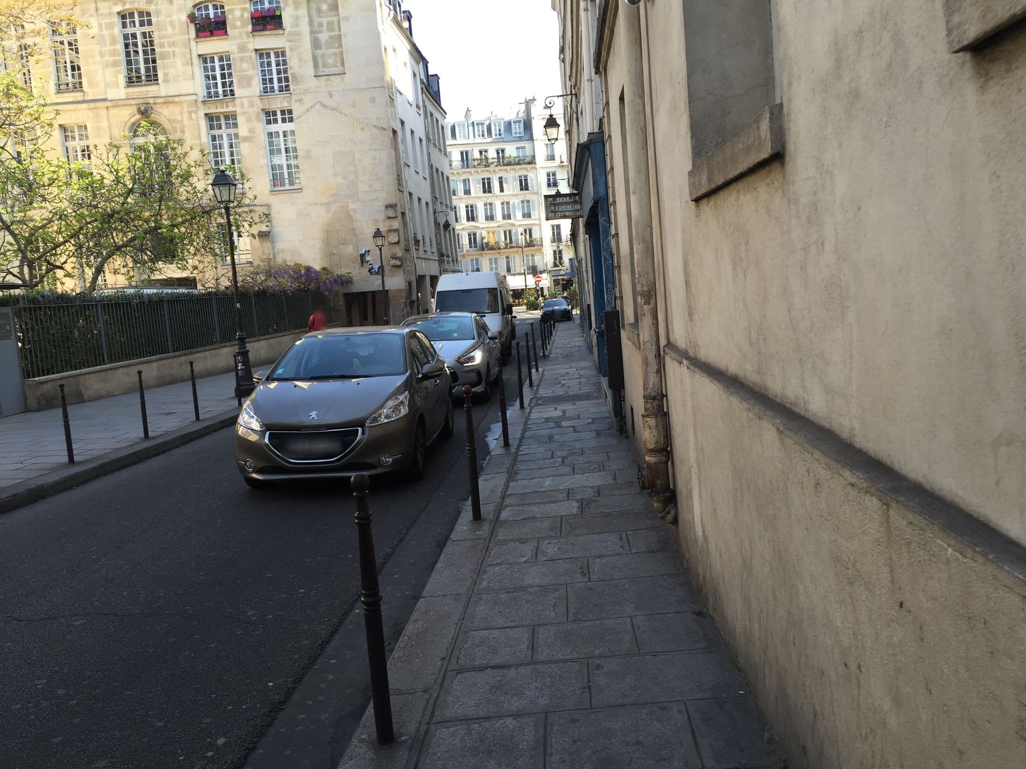 Street view near Auberge de Jeunesse MIJE Fourcy, Paris — © tommorris (CC BY-SA · Mapillary)