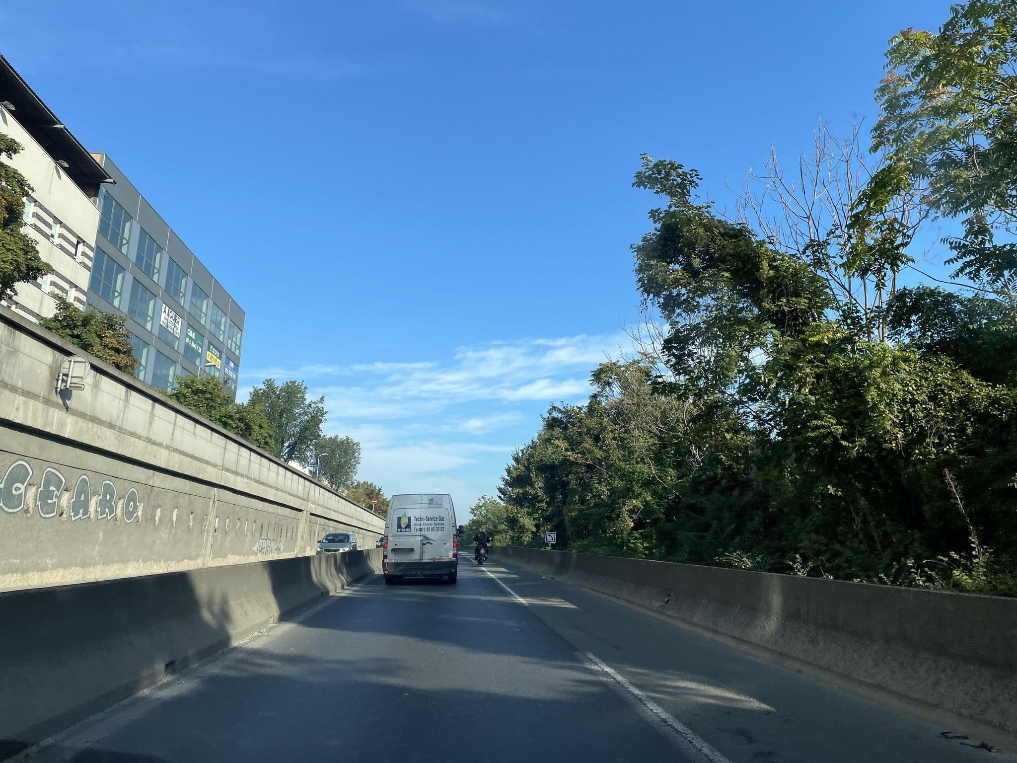 Street view near hotelF1, Gennevilliers — © zlitus (CC BY-SA · Mapillary)