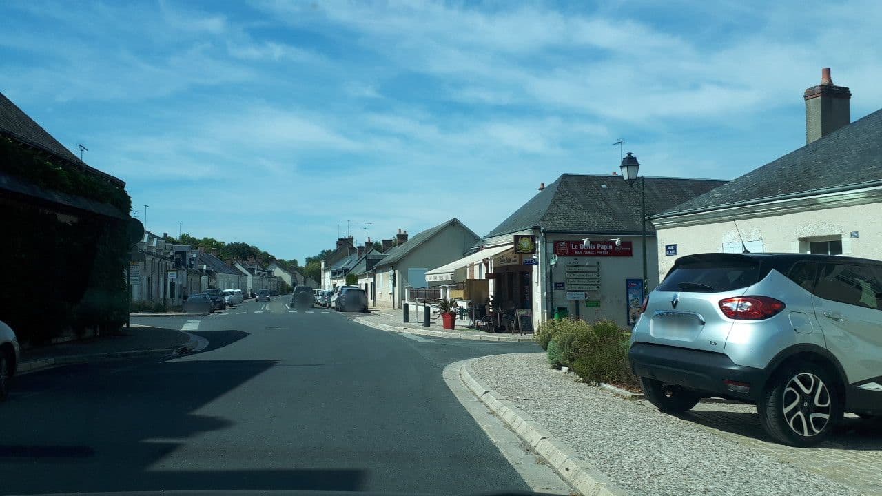 Street view near Hôtel Auberge du Centre, Chitenay — © lluc (CC BY-SA · Mapillary)