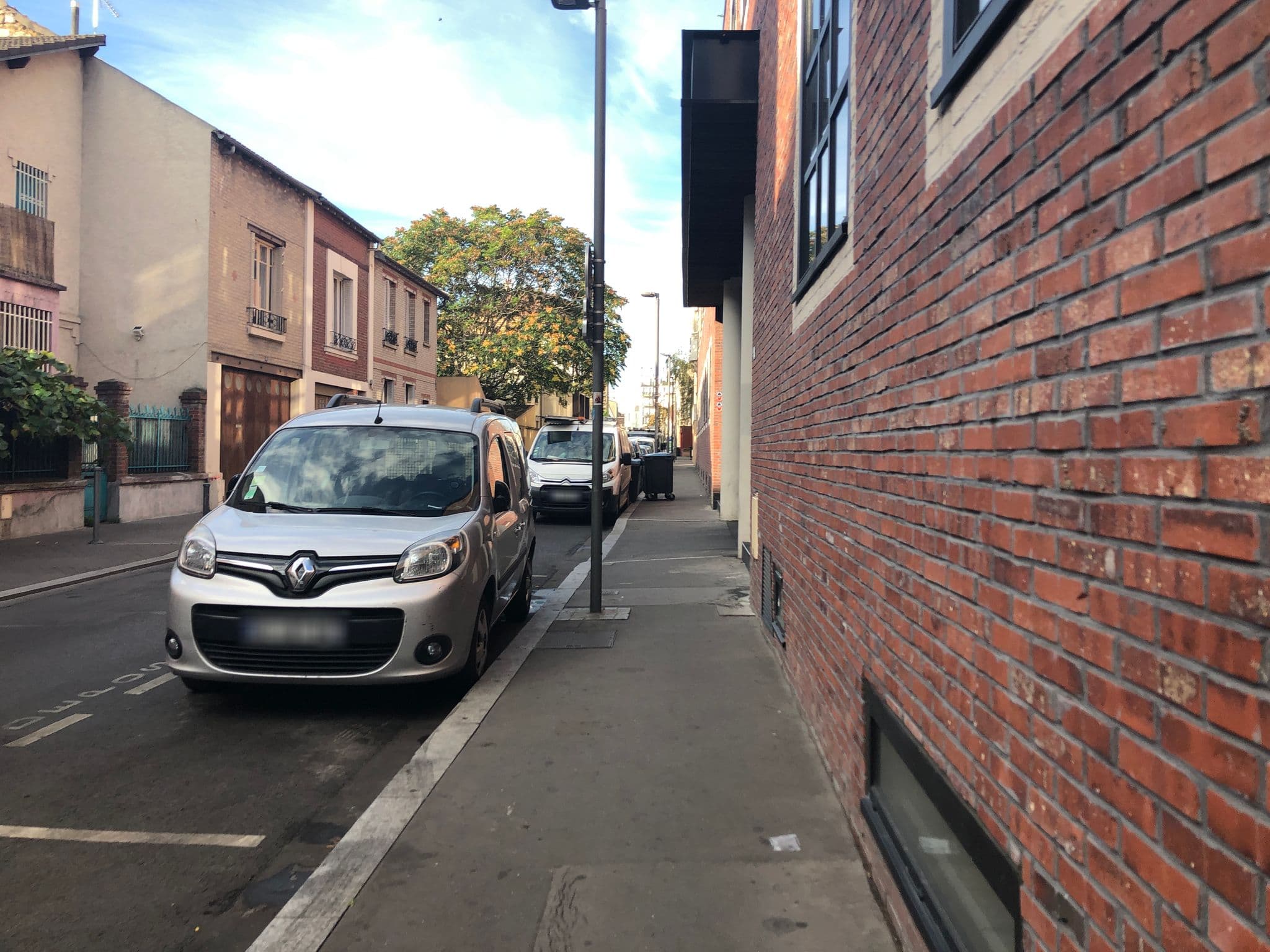 Street view near MOB Hotel Paris - Les puces, Saint-Ouen — © woshilapin (CC BY-SA · Mapillary)