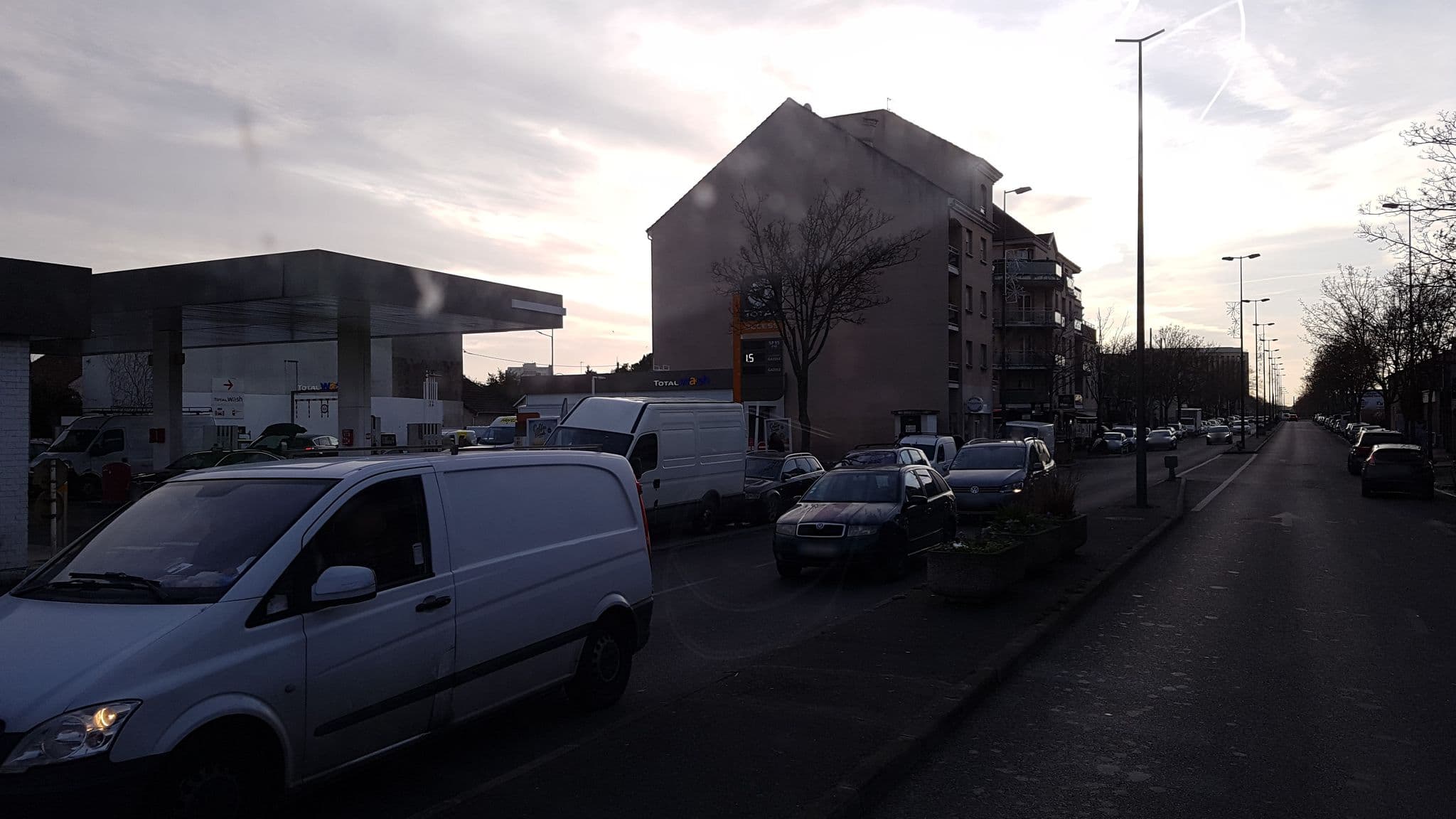 Street view near Le Belwo, Bobigny — © bernardvoyageur (CC BY-SA · Mapillary)