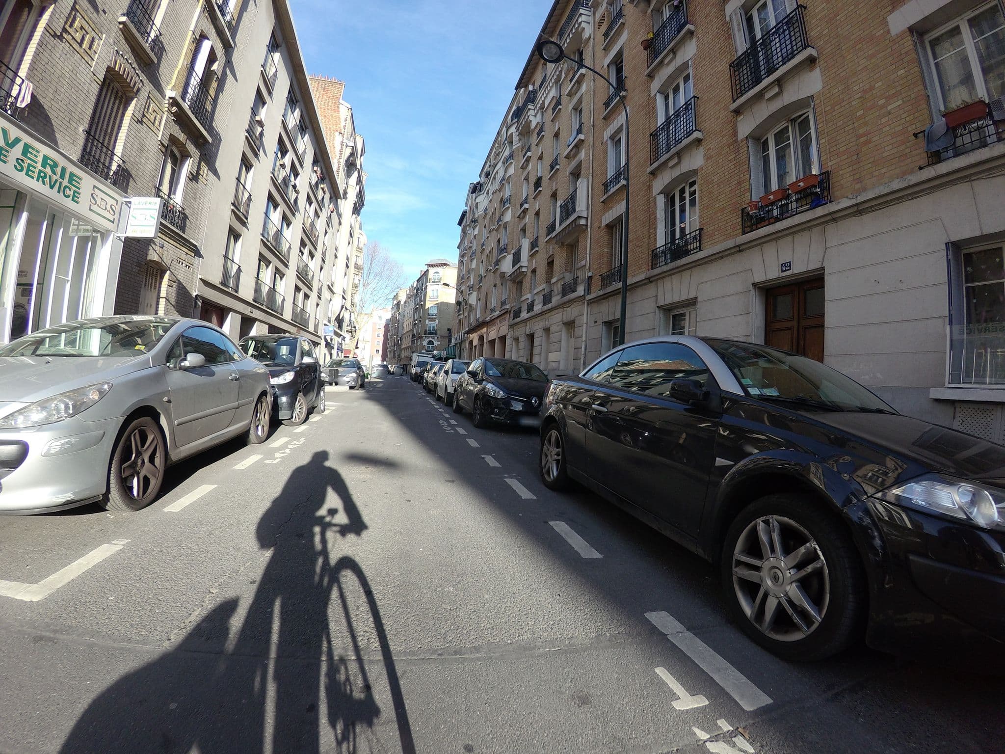 Street view near Cafe Hôtel de l'Europe, Clichy — © laurentlouf (CC BY-SA · Mapillary)