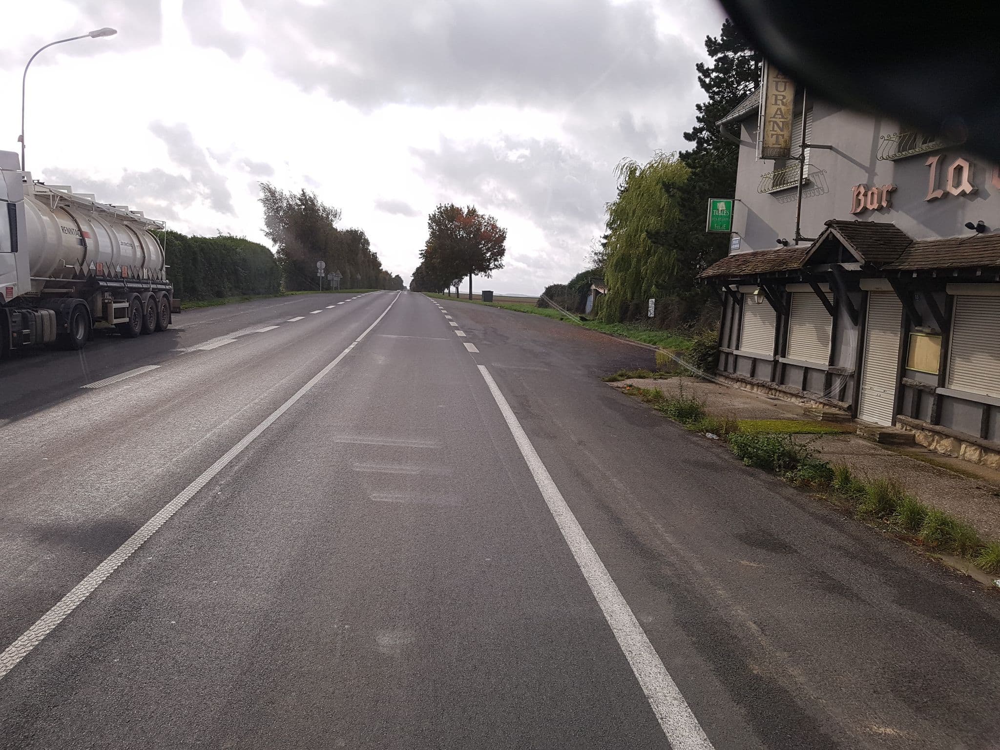 Street view near La Taverne Picarde, Breteuil — © bernardvoyageur (CC BY-SA · Mapillary)