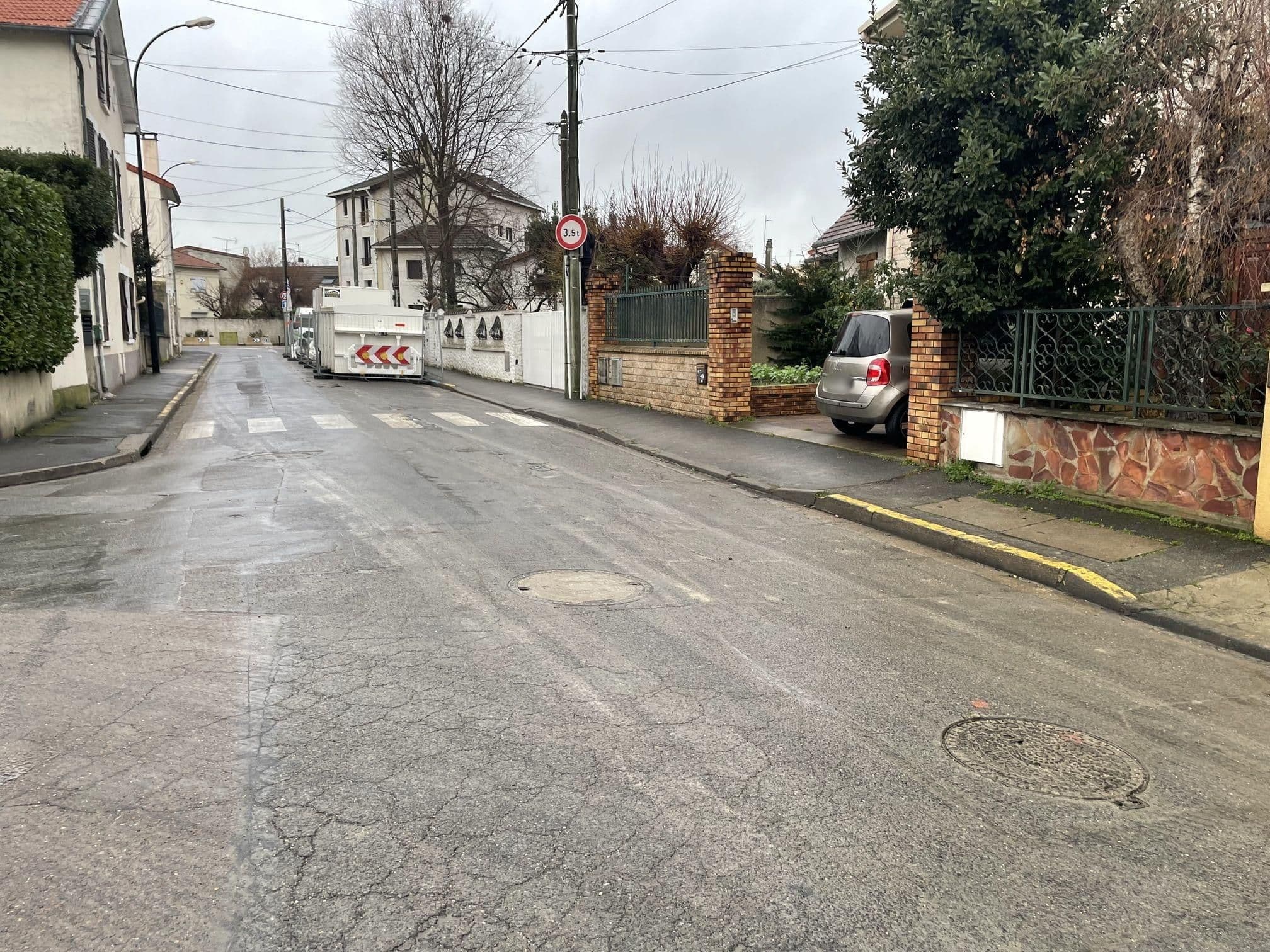 Street view near 파리엘리제 민박, Neuilly-Plaisance — © WilbocAE (CC BY-SA · Mapillary)