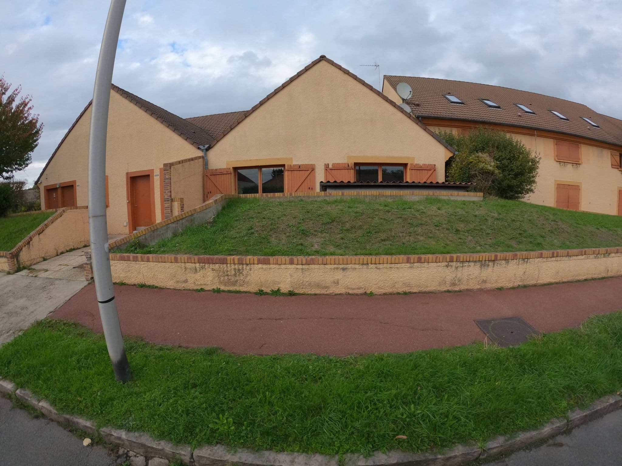 Street view near Hôtel Kyriad Chelles Centre, Chelles — © stephanep (CC BY-SA · Mapillary)