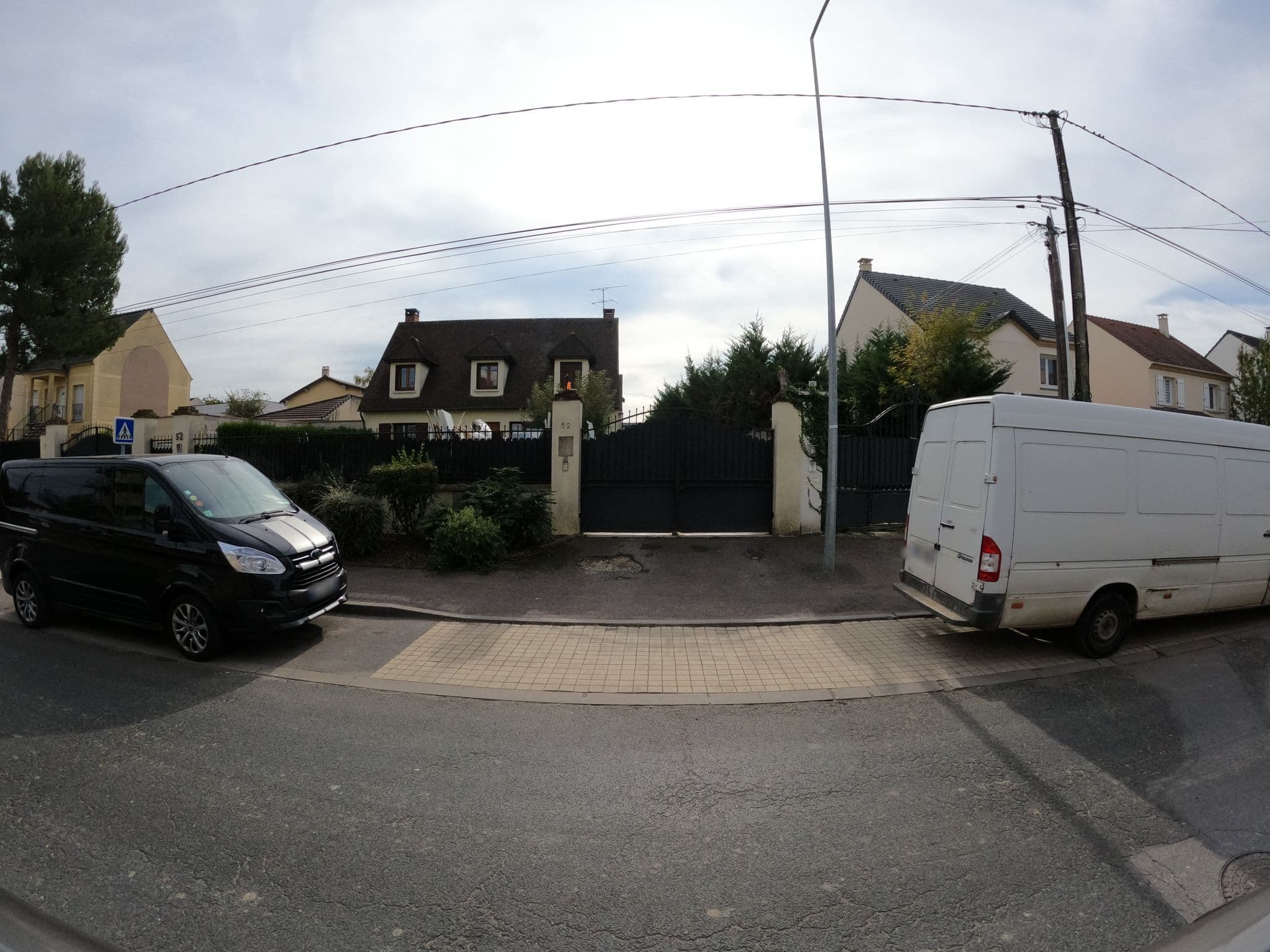 Street view near L'Araucaria, La Queue-en-Brie — © stephanep (CC BY-SA · Mapillary)