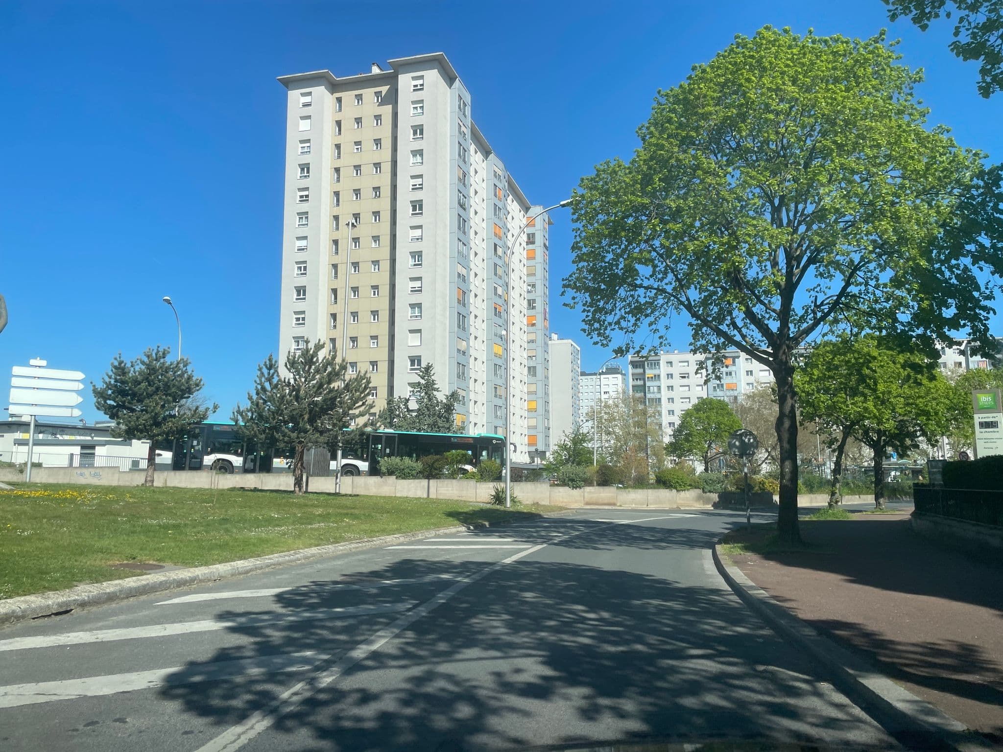 Street view near Hôtel Ibis Styles Saint-Maur Créteil, Créteil — © cquest (CC BY-SA · Mapillary)