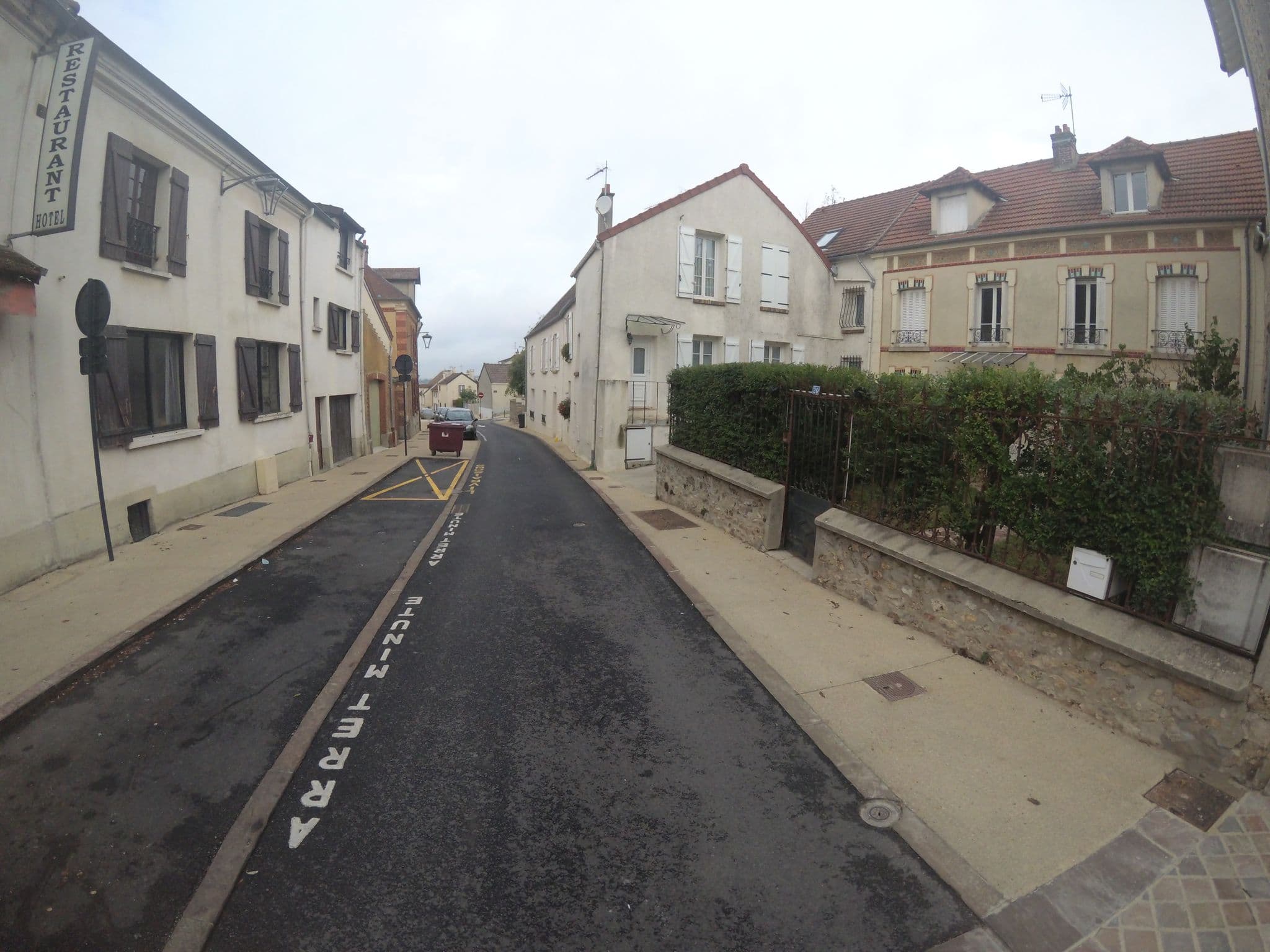Street view near Hôtel du Centre le Vaillant, Montévrain — © stephanep (CC BY-SA · Mapillary)