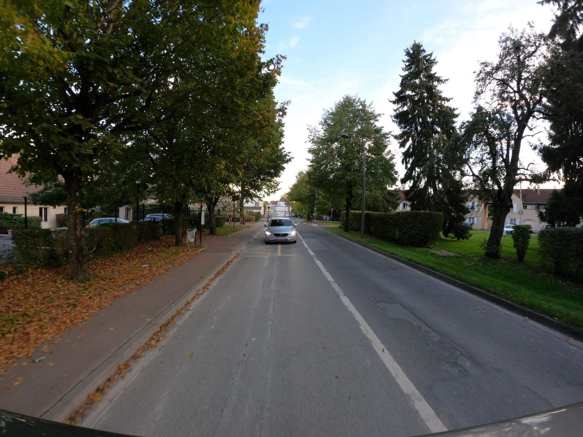 Street view near Balladins Confort Hotel Emerainville, Émerainville — © stephanep (CC BY-SA · Mapillary)