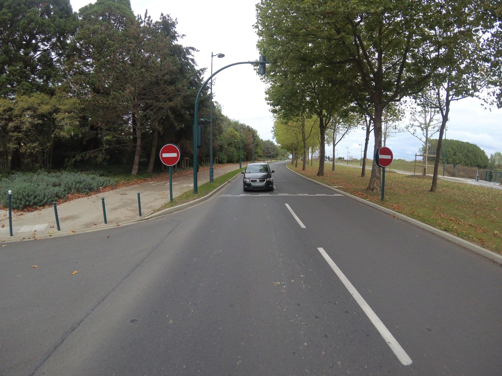 Street view near Disneyland Hôtel cheyenne, Magny-le-Hongre — © stephanep (CC BY-SA · Mapillary)