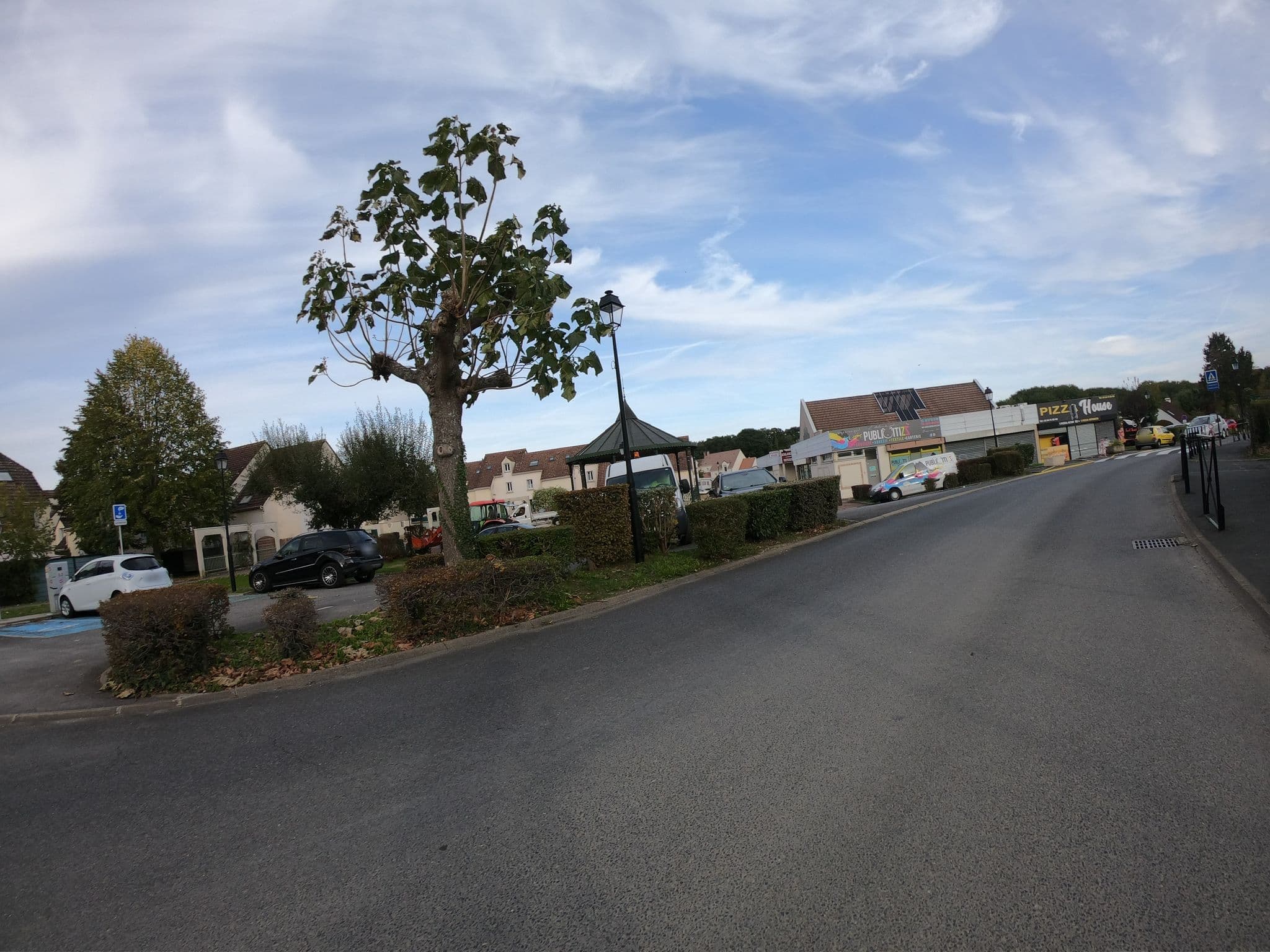 Street view near Le Roy Du Lac Hotel Paris, Marne La Vallée — © cartocite (CC BY-SA · Mapillary)