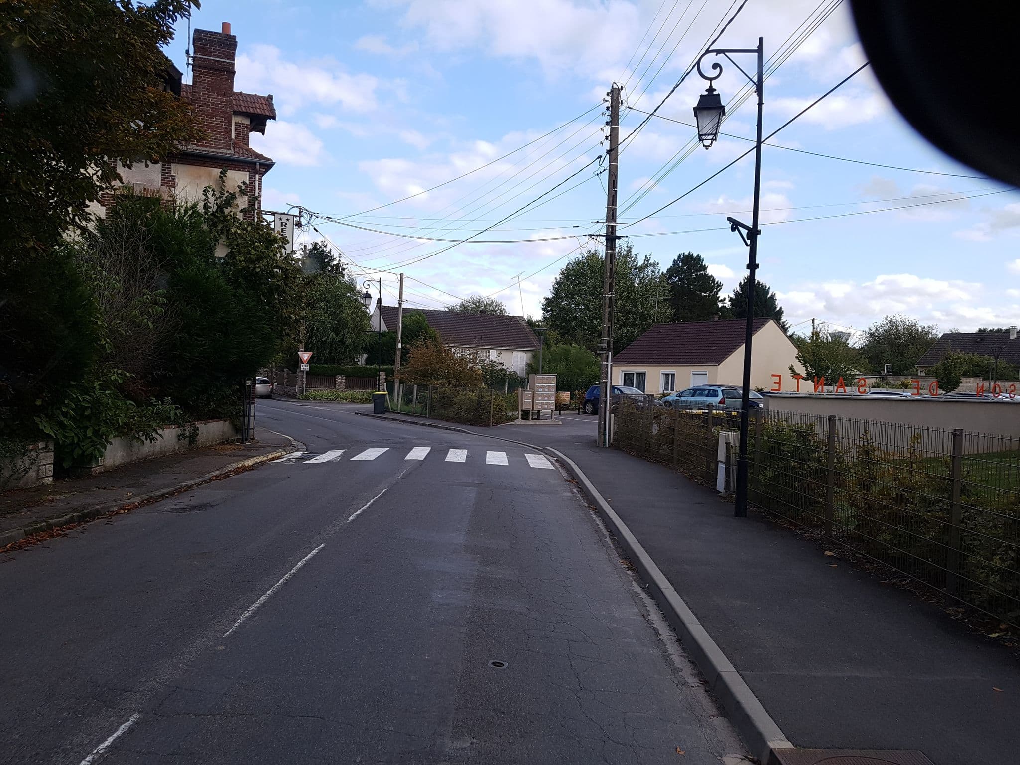 Street view near Auberge du Moutier, Faremoutiers — © bernardvoyageur (CC BY-SA · Mapillary)