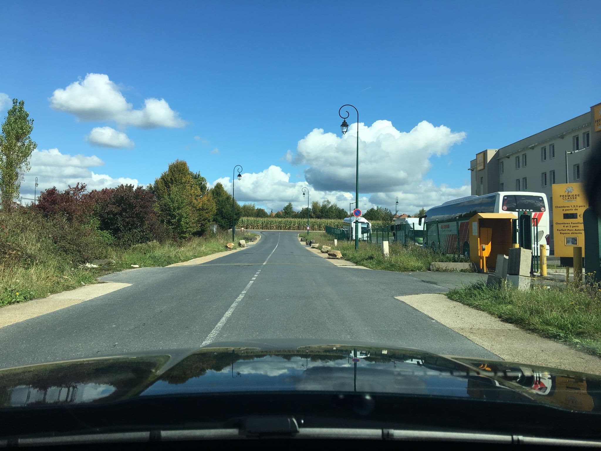 Street view near Hôtel Mercure, Saint-Witz — © kgvx (CC BY-SA · Mapillary)