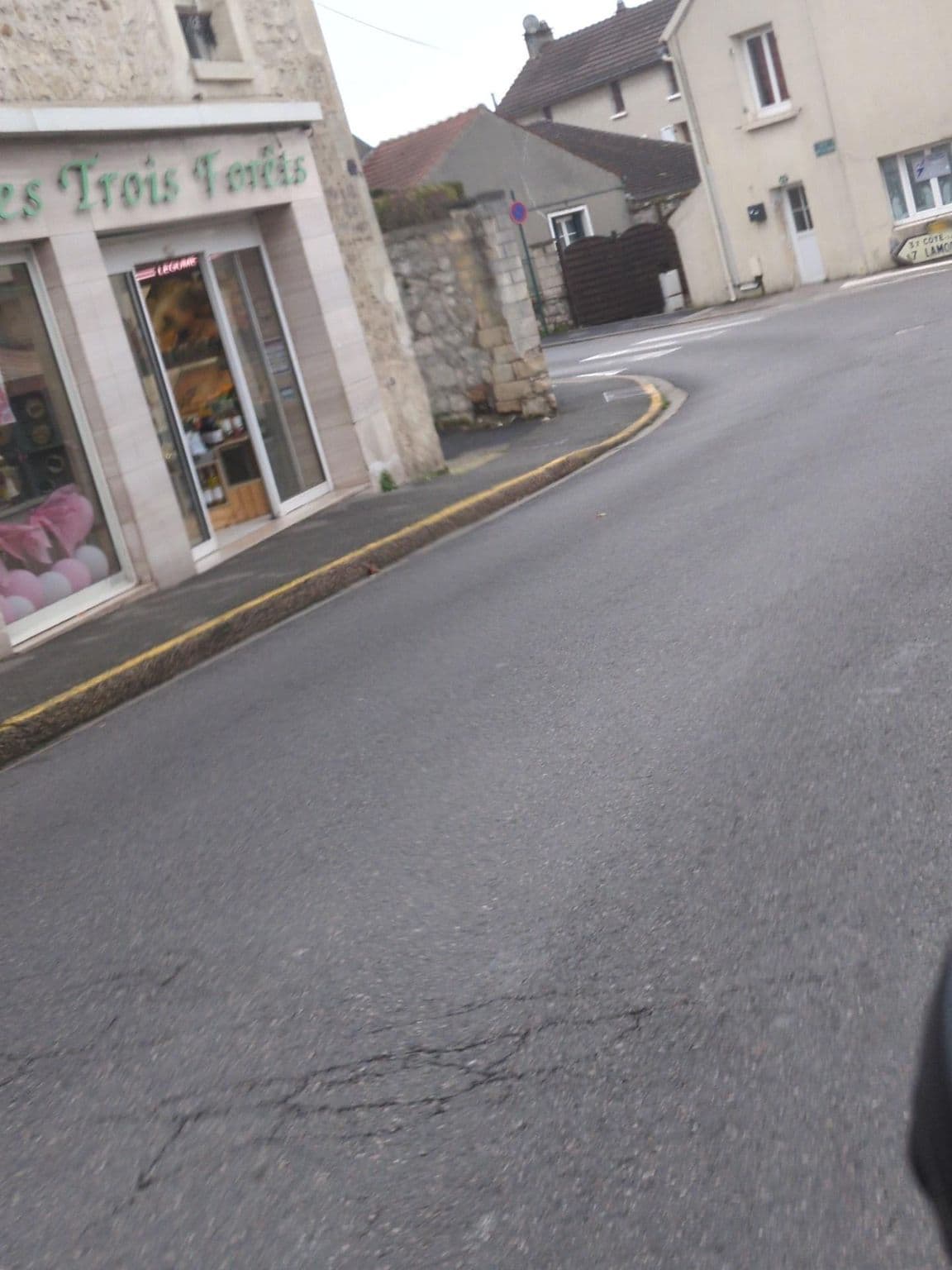 Street view near Ronald Catherine, Orry-la-Ville — © didier2020 (CC BY-SA · Mapillary)