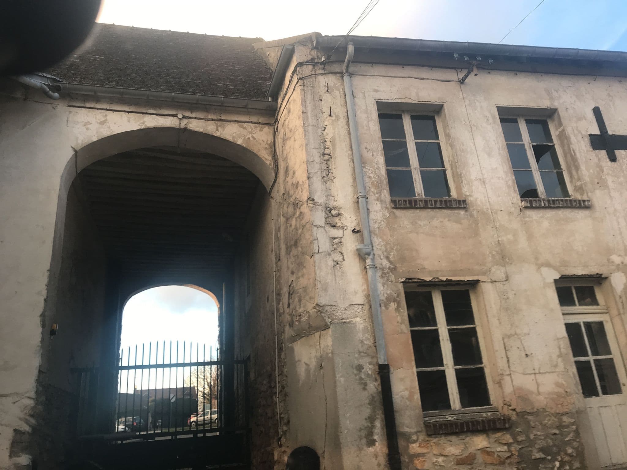 Street view near La Ferme De L'abbaye, Juilly — © thepriben (CC BY-SA · Mapillary)