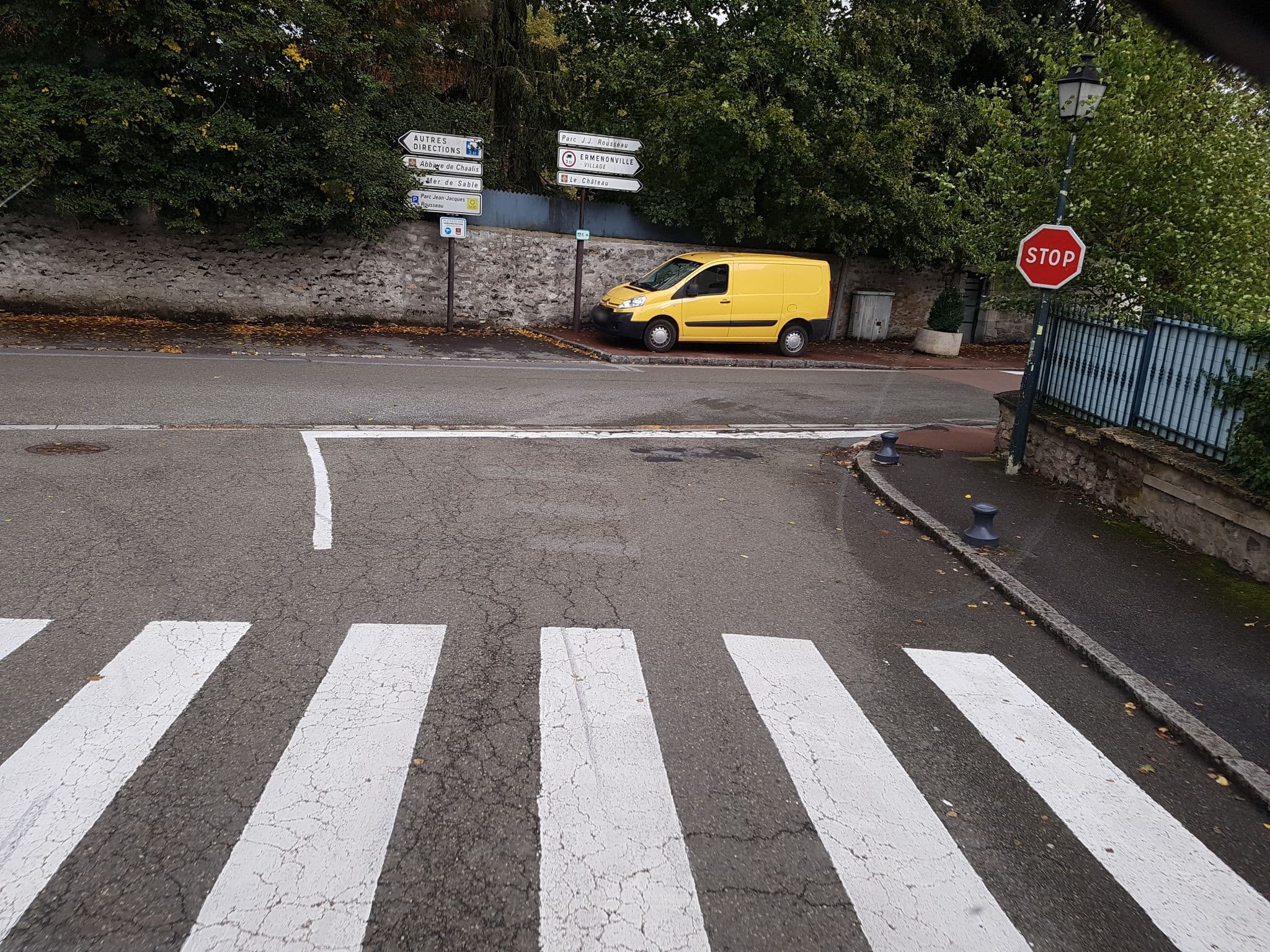 Street view near Pavillon Girardin, Ver-sur-Launette — © bernardvoyageur (CC BY-SA · Mapillary)