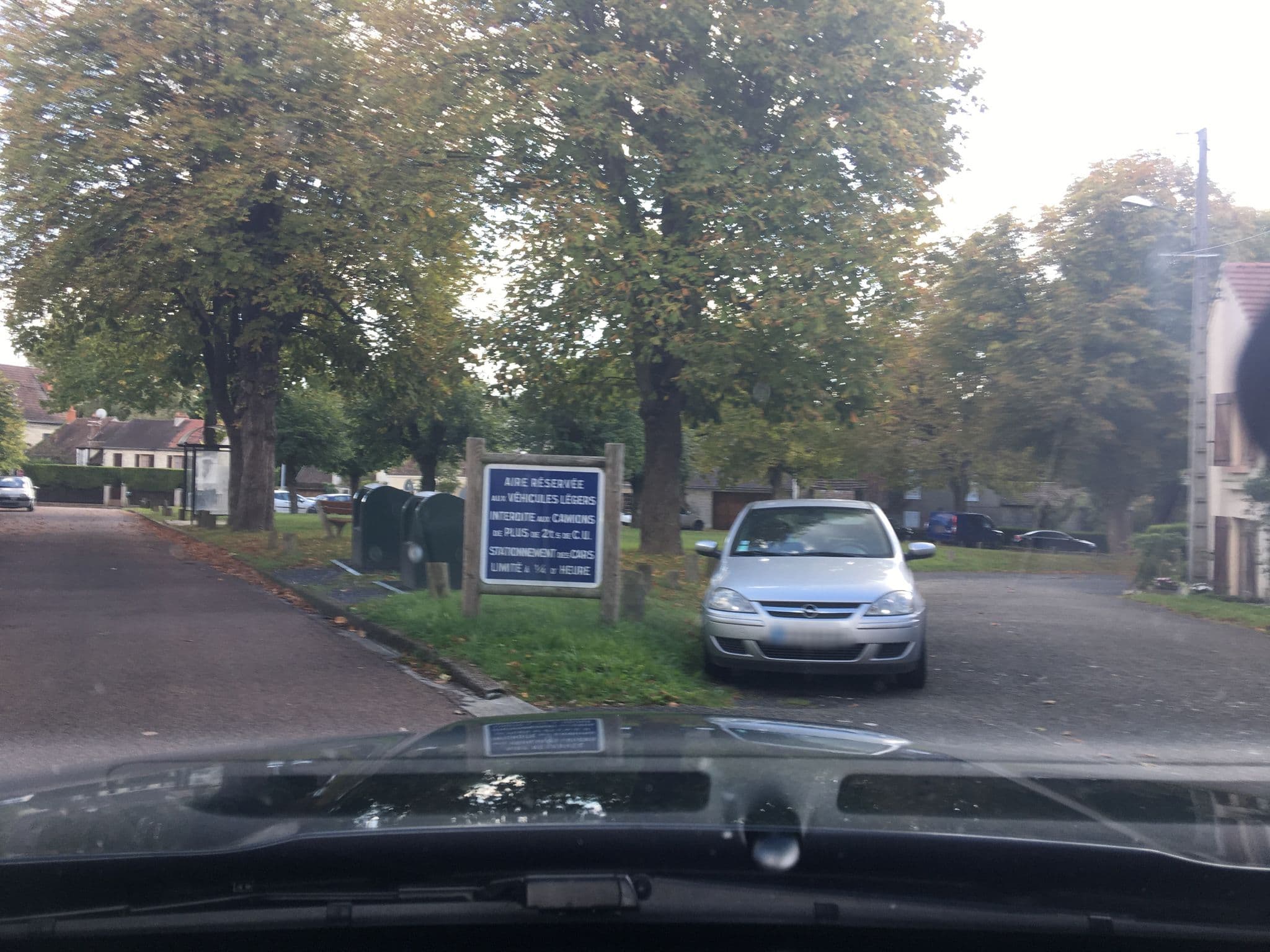 Street view near Hotel Restaurant Relais d'Aumale Orry-la-Ville, Orry-la-Ville — © kgvx (CC BY-SA · Mapillary)
