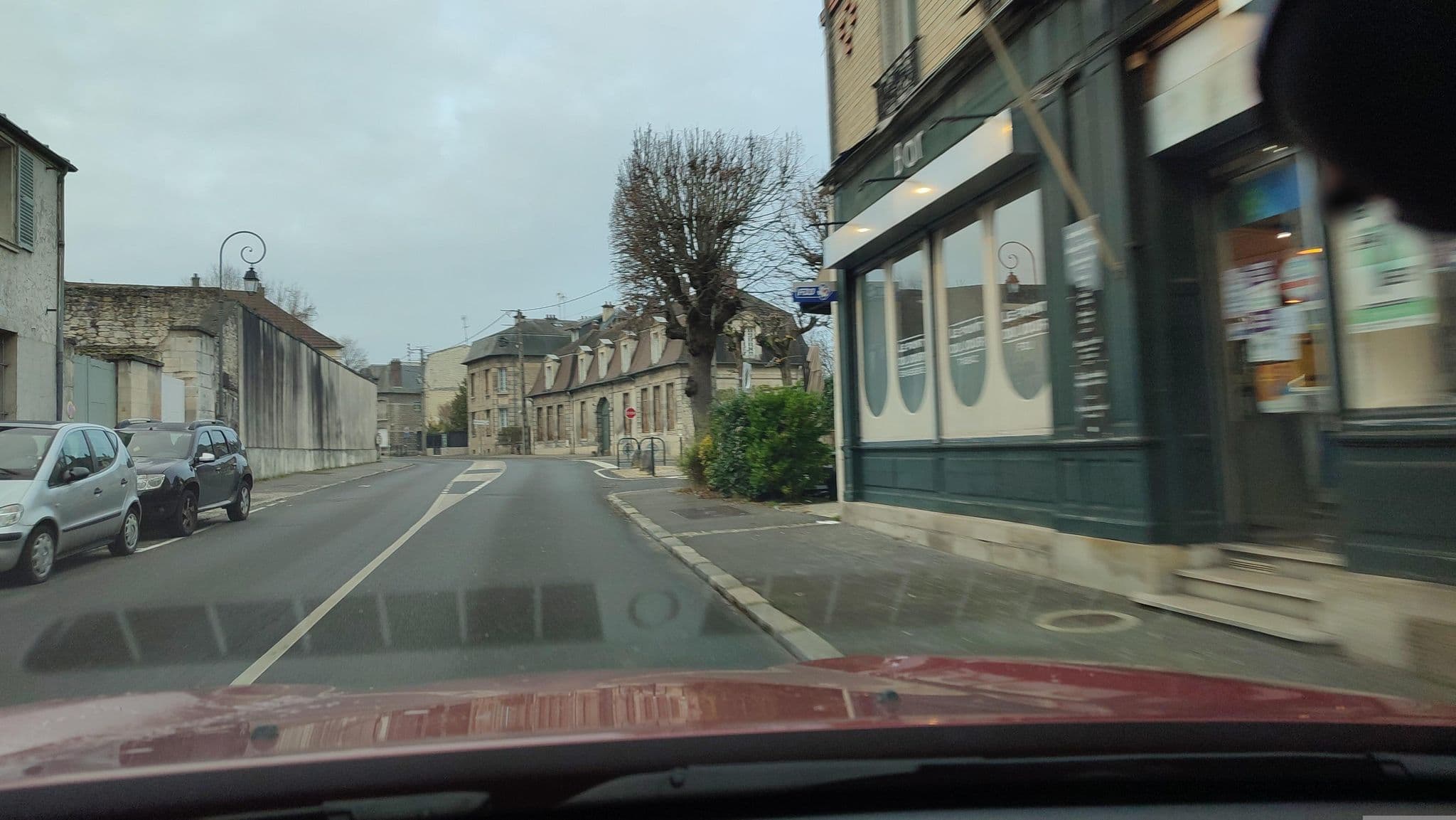Street view near Pavillon Saint-Martin, Senlis — © masterofnoroad (CC BY-SA · Mapillary)