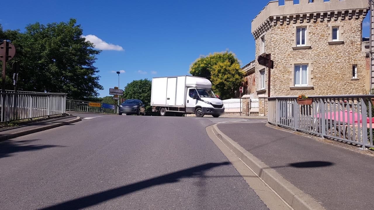 Street view near Auberge du Lion D'or, Saâcy-sur-Marne — © changchun1 (CC BY-SA · Mapillary)