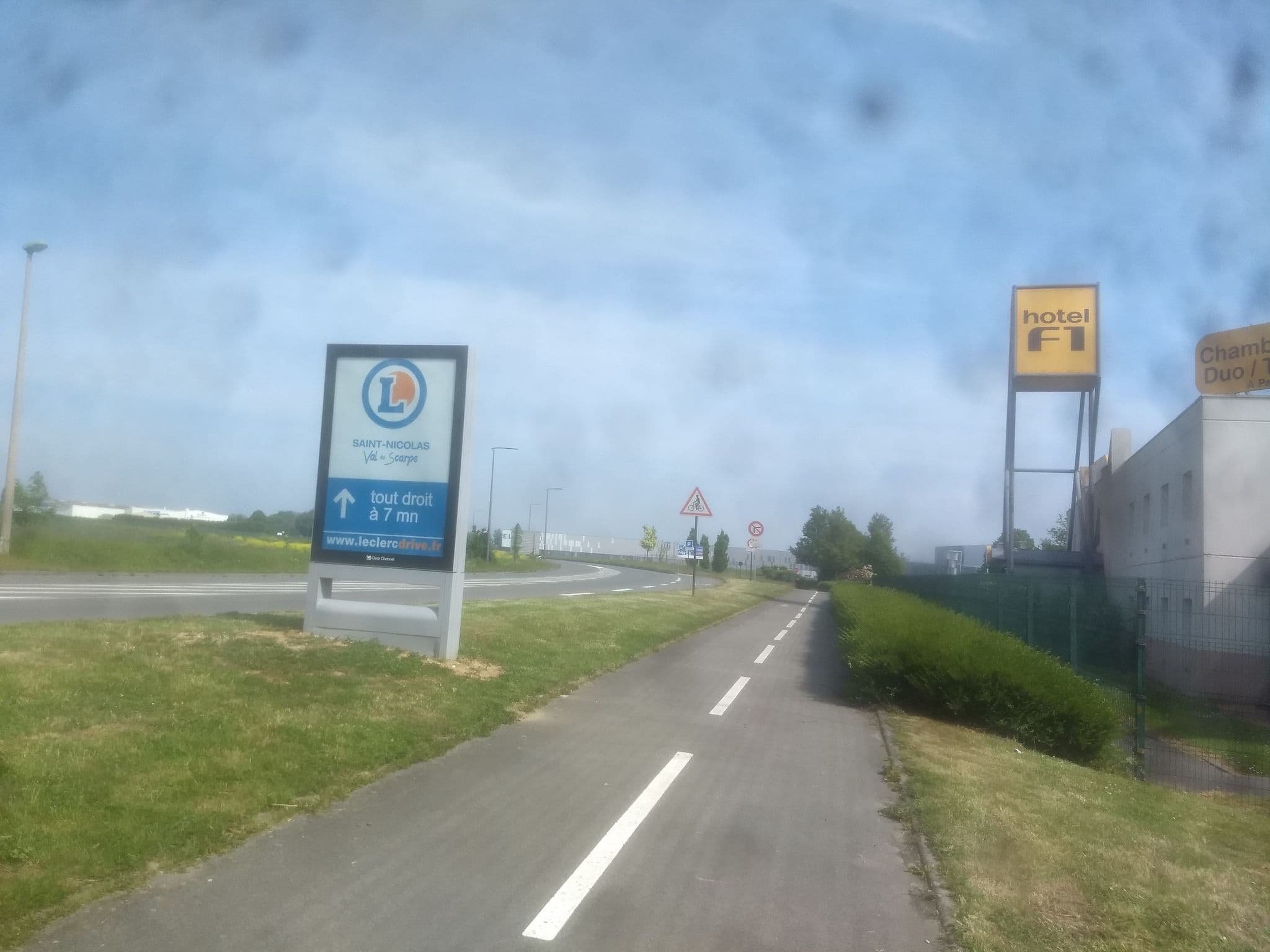 Street view near Hotel F1, Tilloy-lès-Mofflaines — © kritic (CC BY-SA · Mapillary)