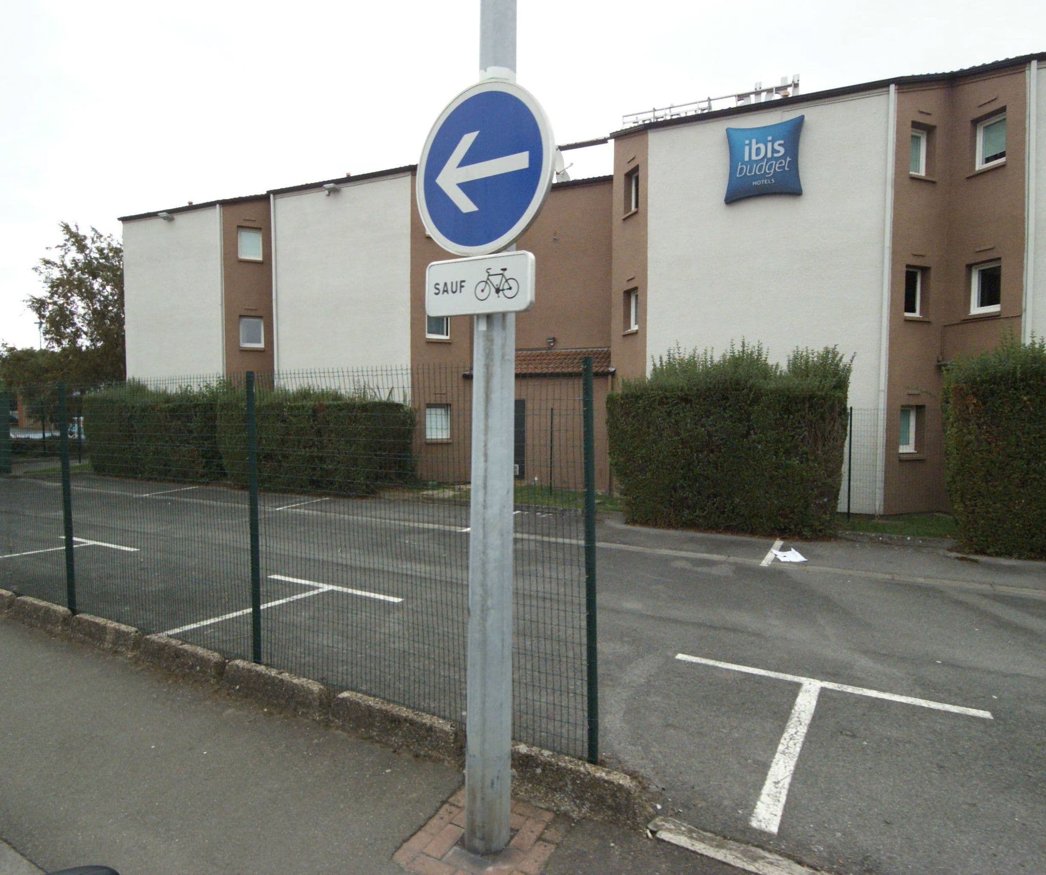 Street view near Etap Hôtel, Ronchin — © melimmergis (CC BY-SA · Mapillary)