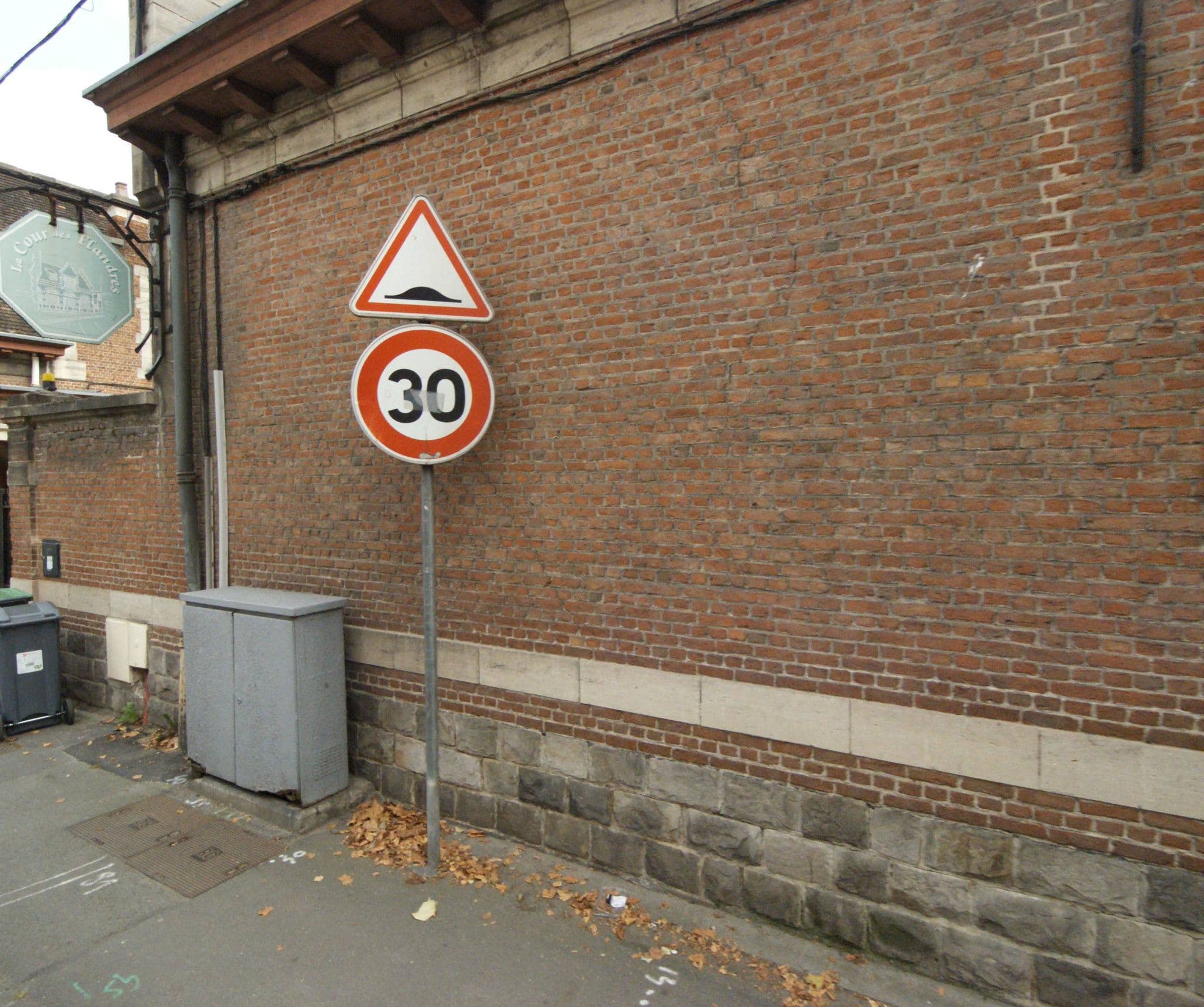 Street view near La Cour des Flandres, Lambersart — © melimmergis (CC BY-SA · Mapillary)