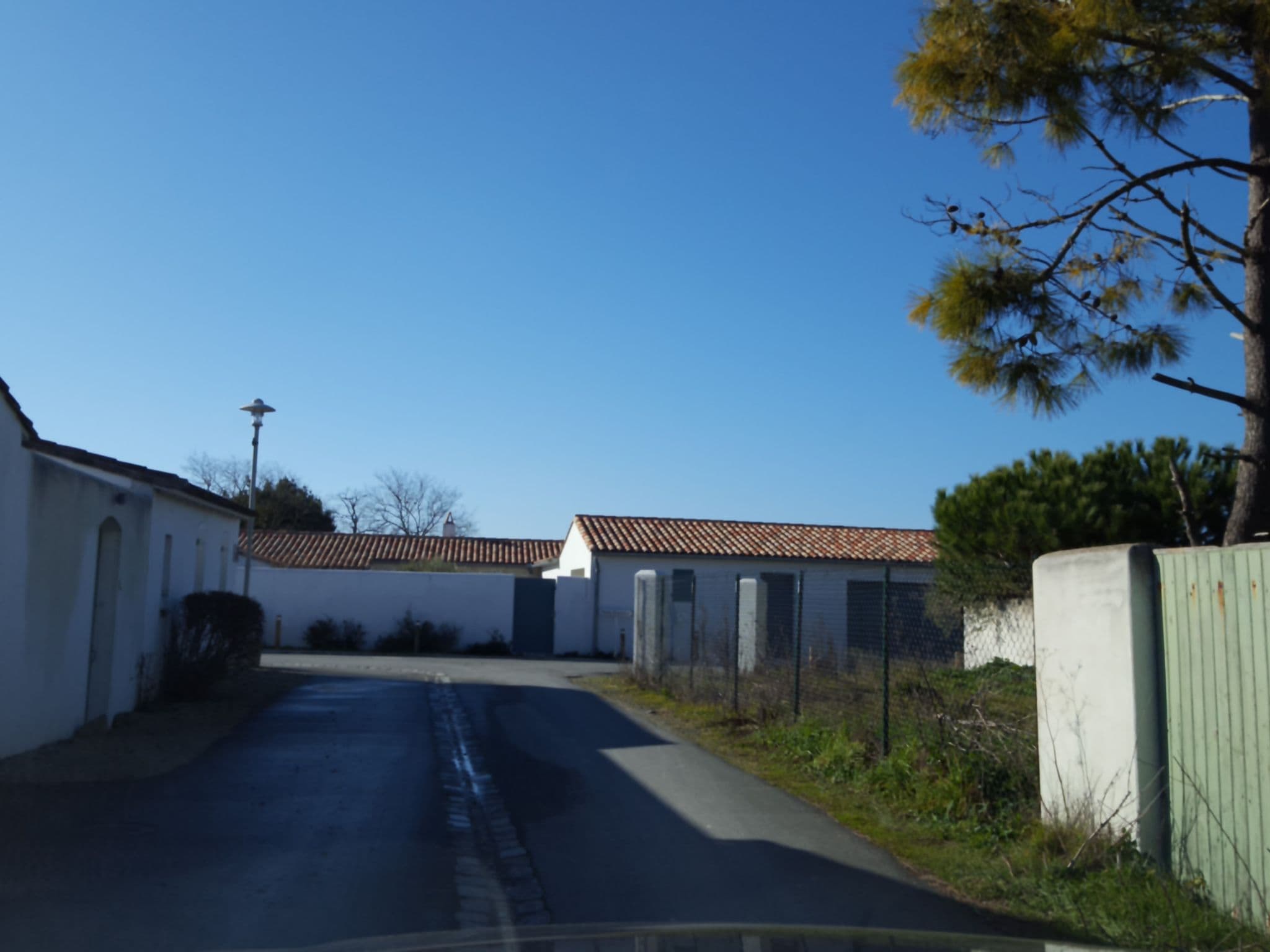 Street view near La Maison du Bonheur, La Couarde-sur-Mer — © thibphil (CC BY-SA · Mapillary)