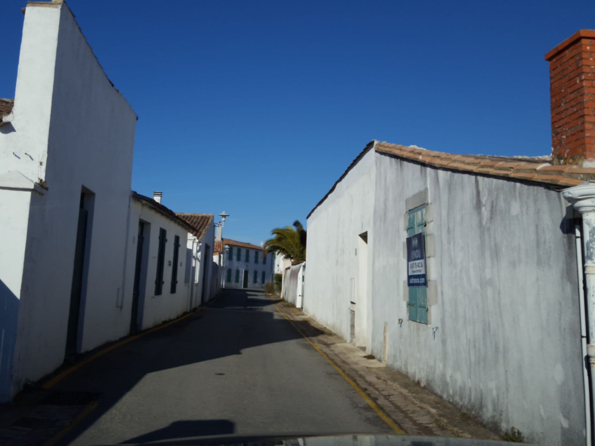 Street view near Les Trois Clochers, La Couarde-sur-Mer — © thibphil (CC BY-SA · Mapillary)