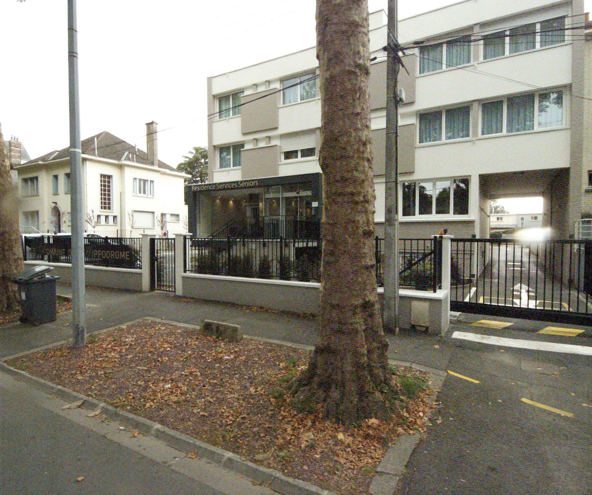 Street view near Le Domaine de l' Hippodrome, Lambersart — © melimmergis (CC BY-SA · Mapillary)