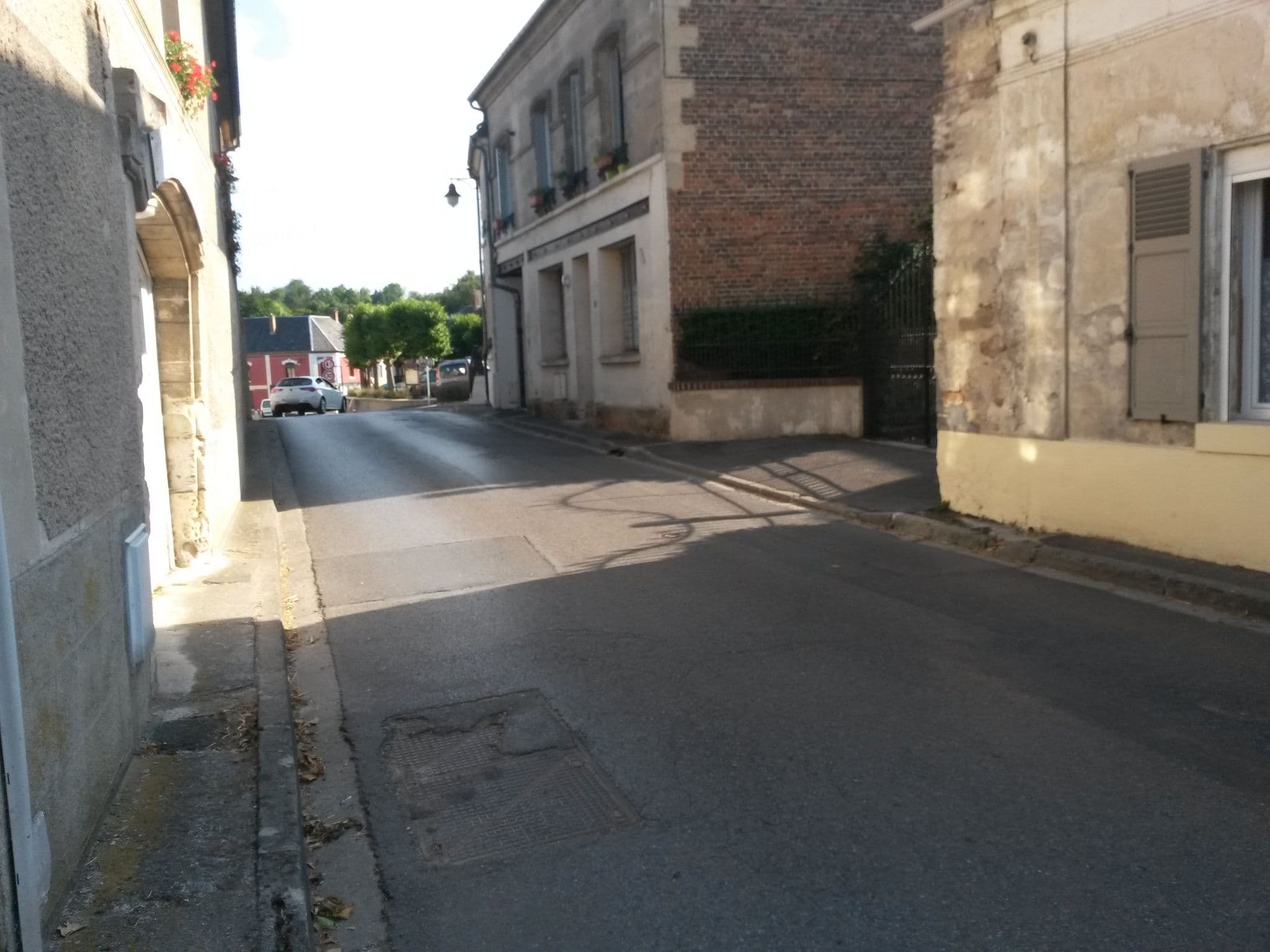Street view near Domaine de l'Etang, Laon — © rausk (CC BY-SA · Mapillary)