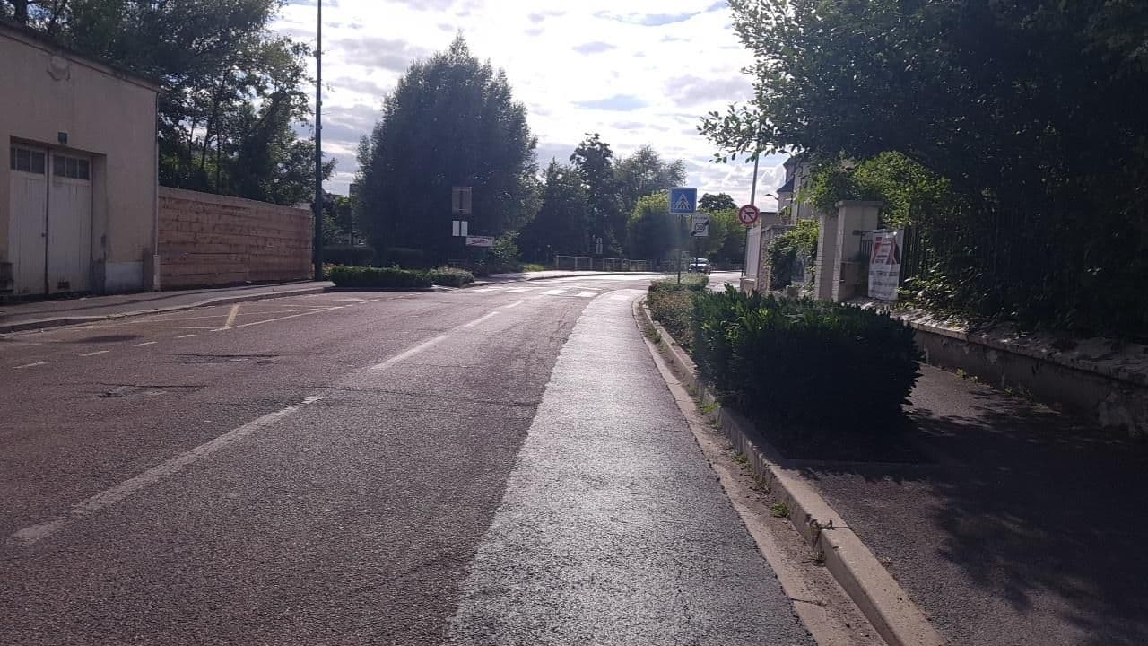 Street view near Les Fabliaux Gpk, Château-Thierry — © changchun1 (CC BY-SA · Mapillary)