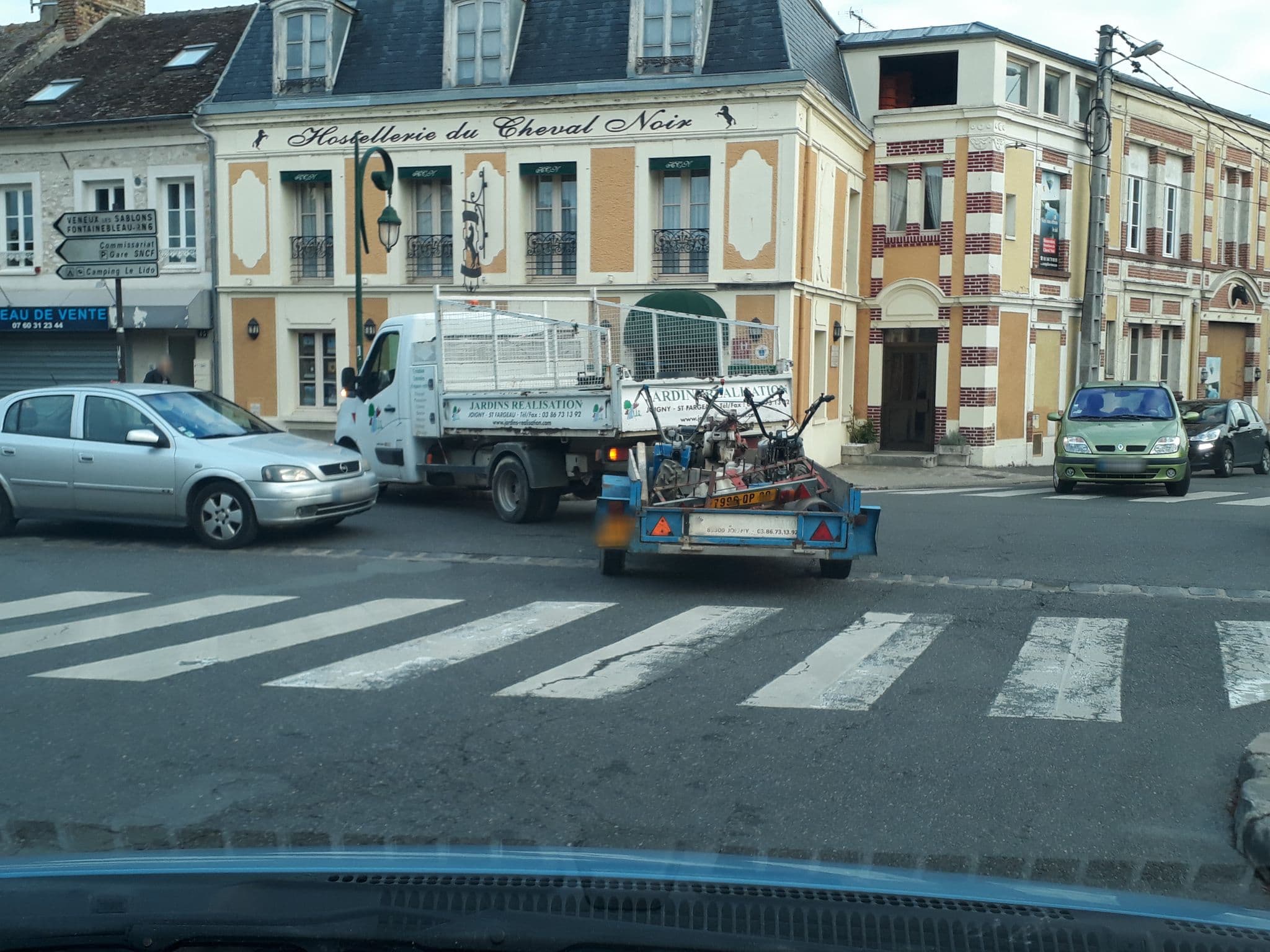 Street view near Le Cheval Noir, Moret-sur-Loing — © zonder (CC BY-SA · Mapillary)
