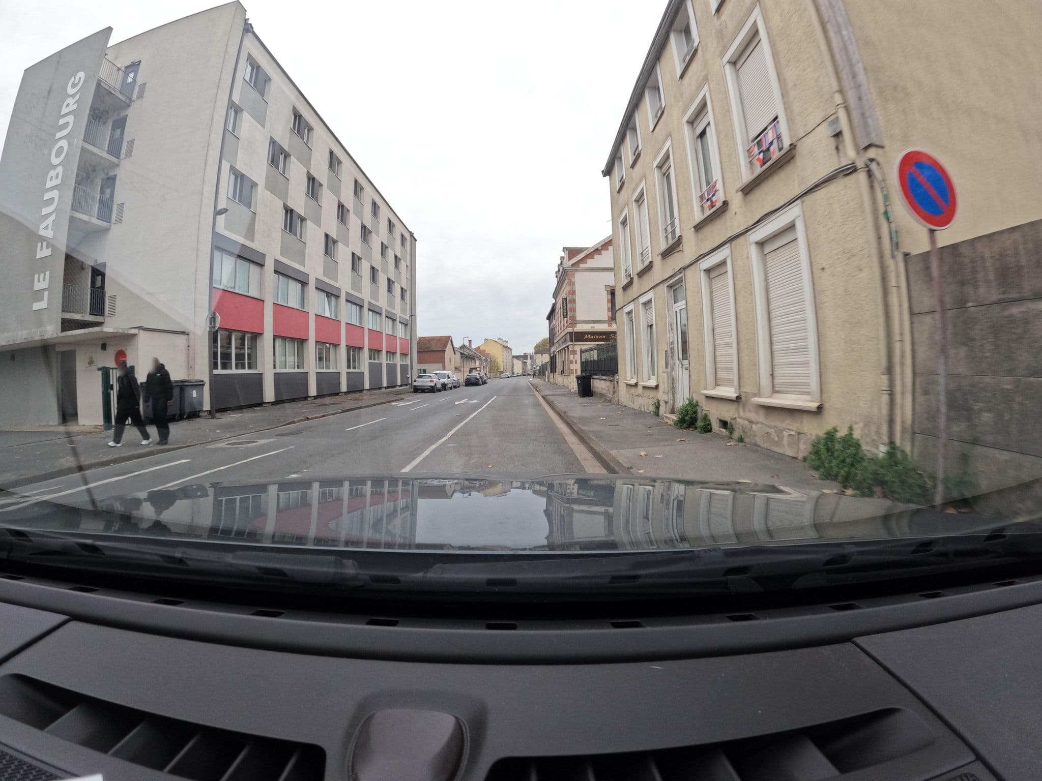Street view near Foyer du Jeune Travailleur, Châlons-en-Champagne — © vinisa (CC BY-SA · Mapillary)