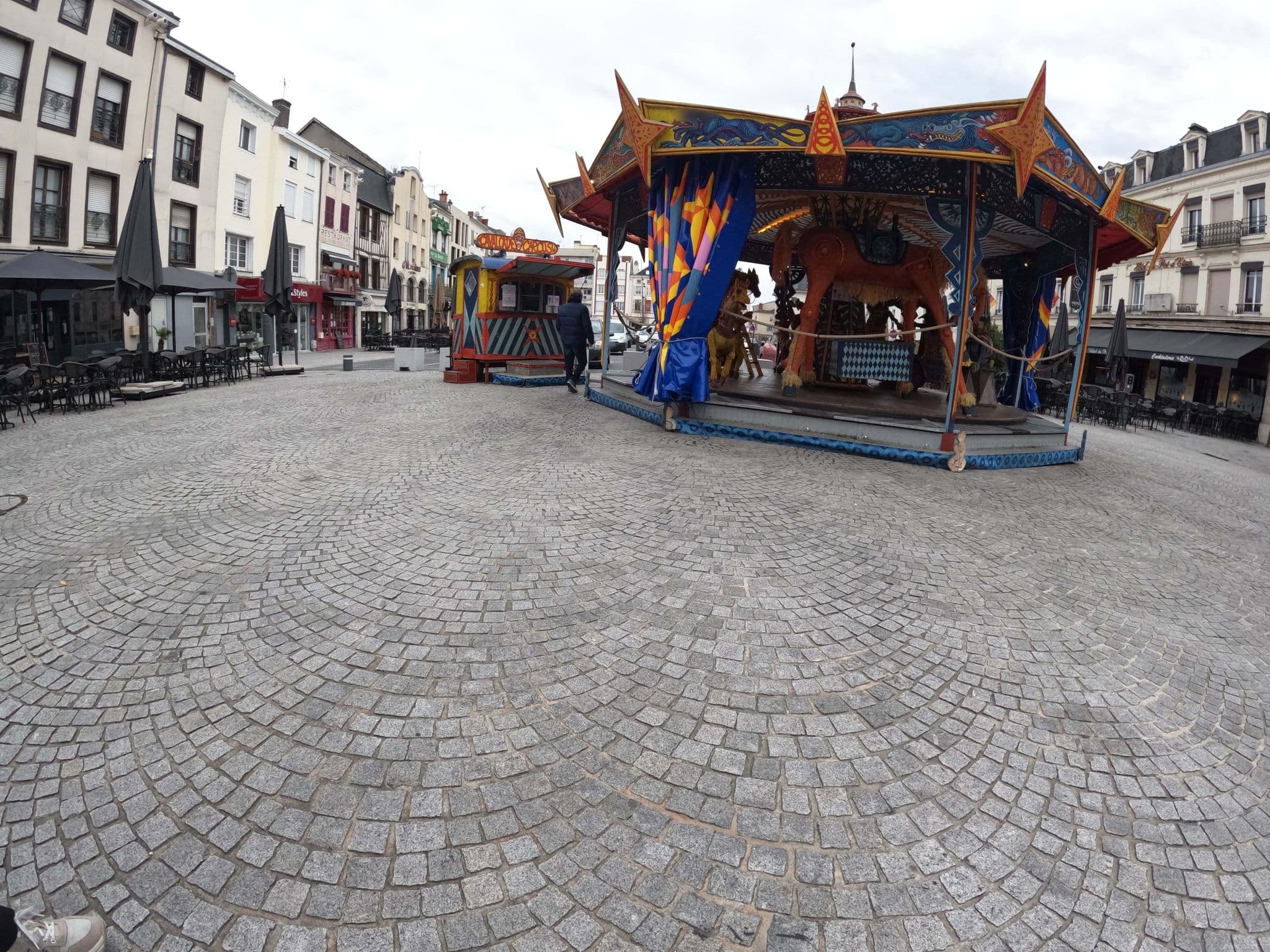 Street view near Le République, Châlons-en-Champagne — © vinisa (CC BY-SA · Mapillary)