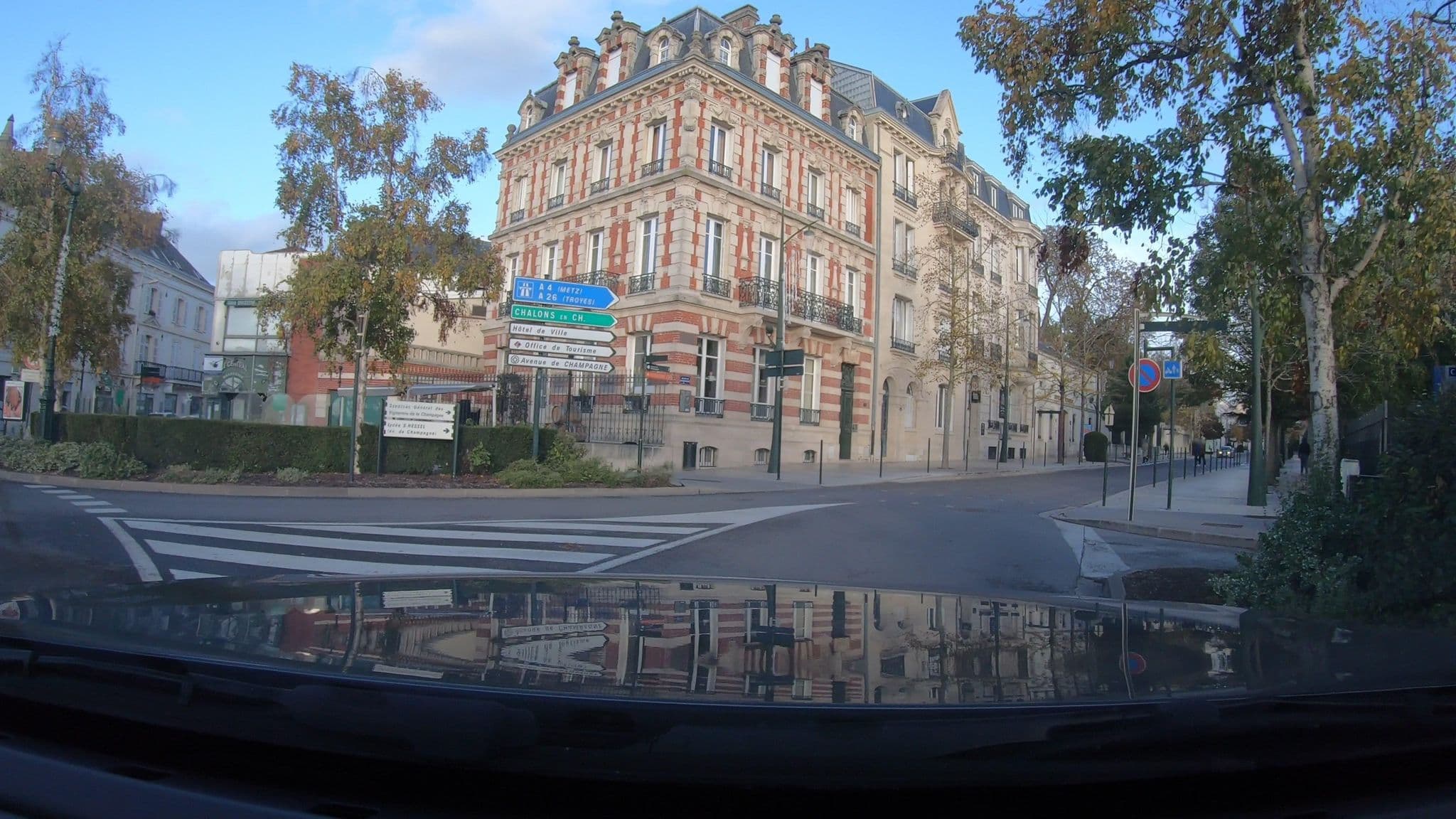 Street view near Chambres D'hôtes La Cave De L'avenue, Épernay — © vinisa (CC BY-SA · Mapillary)