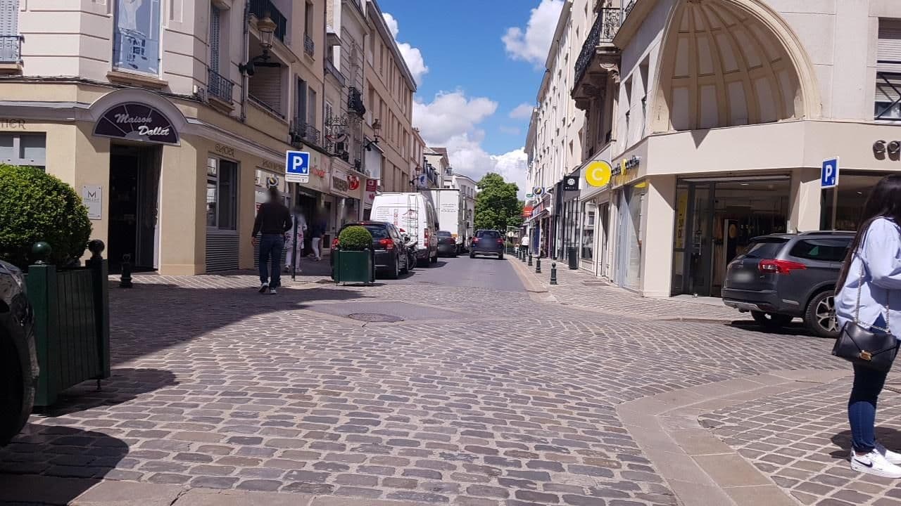Street view near Hôtel Des Berceaux, Épernay — © changchun1 (CC BY-SA · Mapillary)